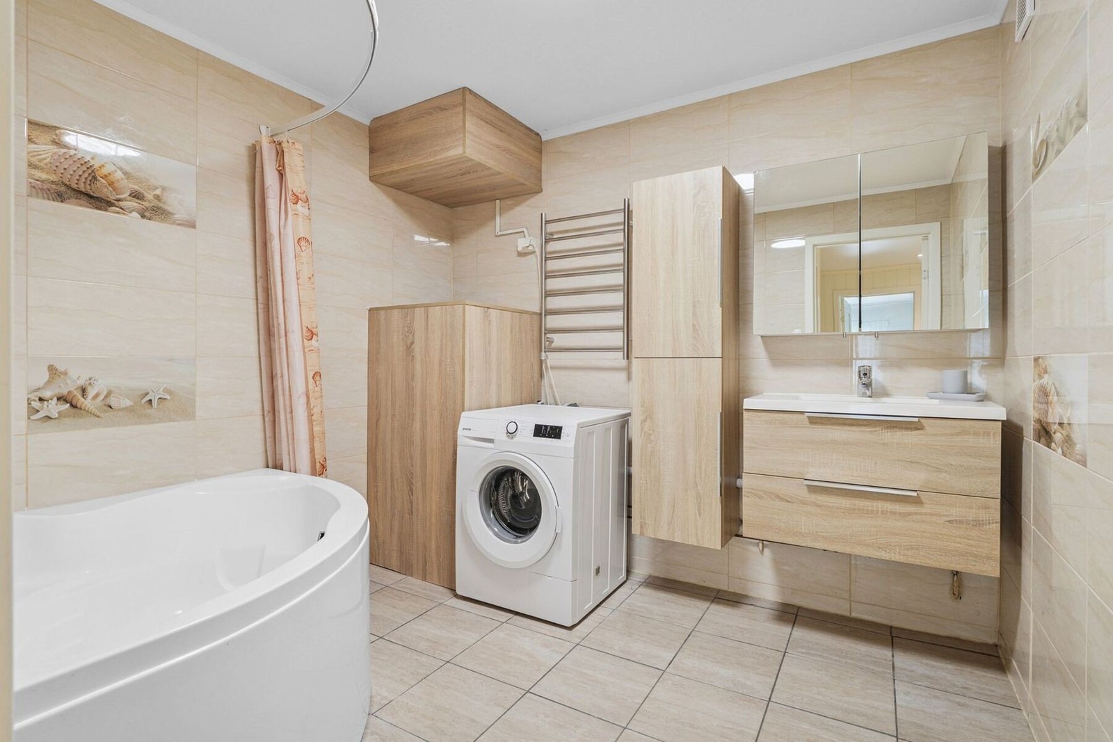 Badet er oppgradert og innredet med nedfelt servant ,badekar og opplegg for vaskemaskin Galleribilde