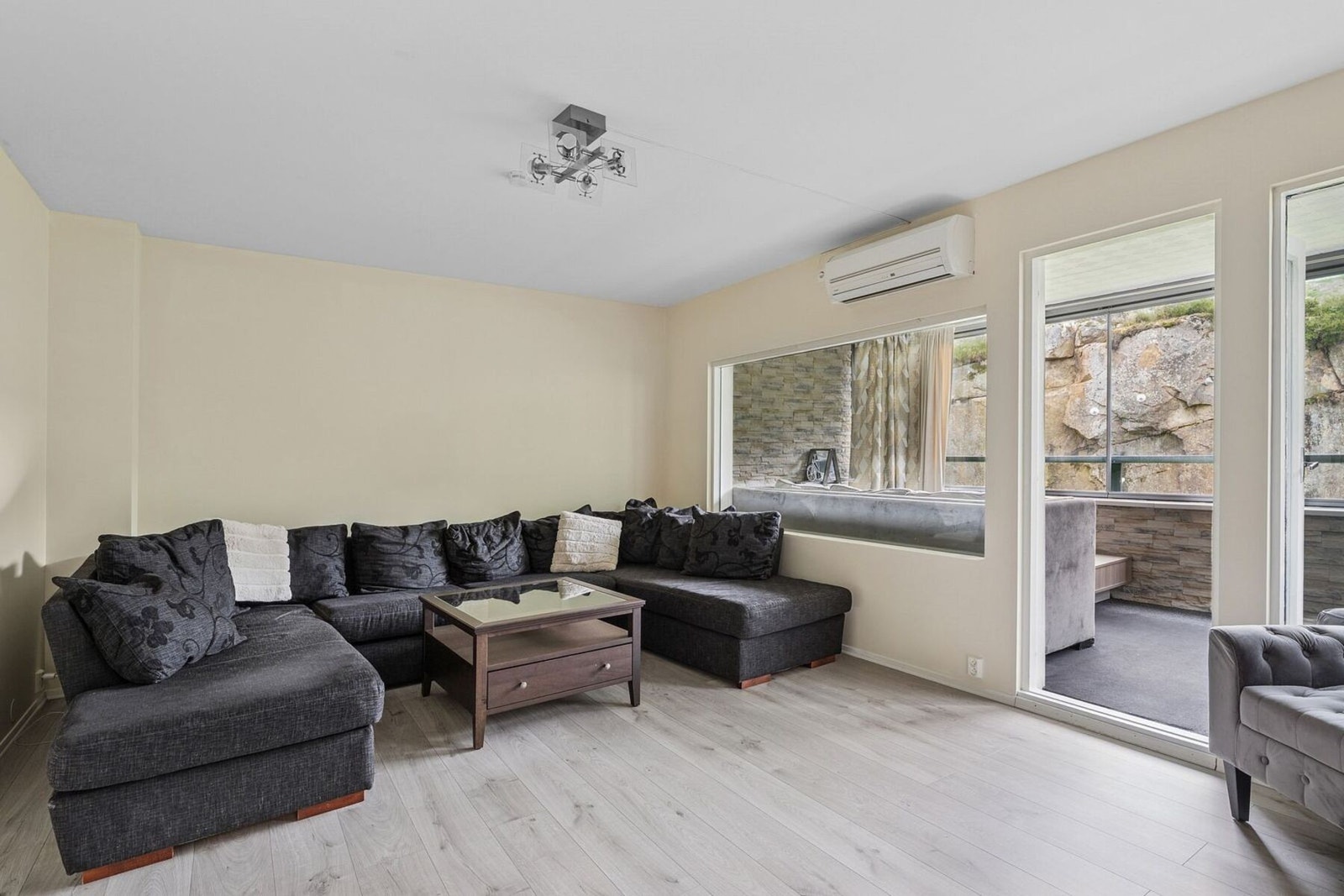 Balkongen gir flott lysinnslipp og en luftig romfølelse Galleribilde