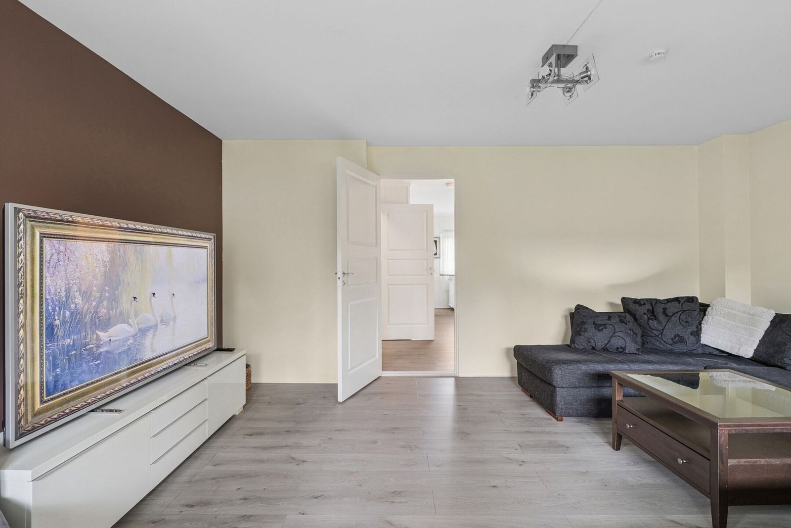 I stuen har du gode møbleringsmuligheter, med plass til både sofagruppe og tv Galleribilde