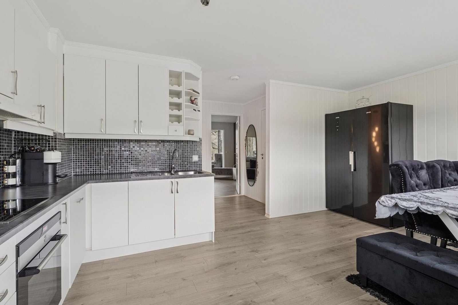 Kjøkkenløsningen gir rom for stort kjøleskap og fleksibel innredning etter behov Galleribilde