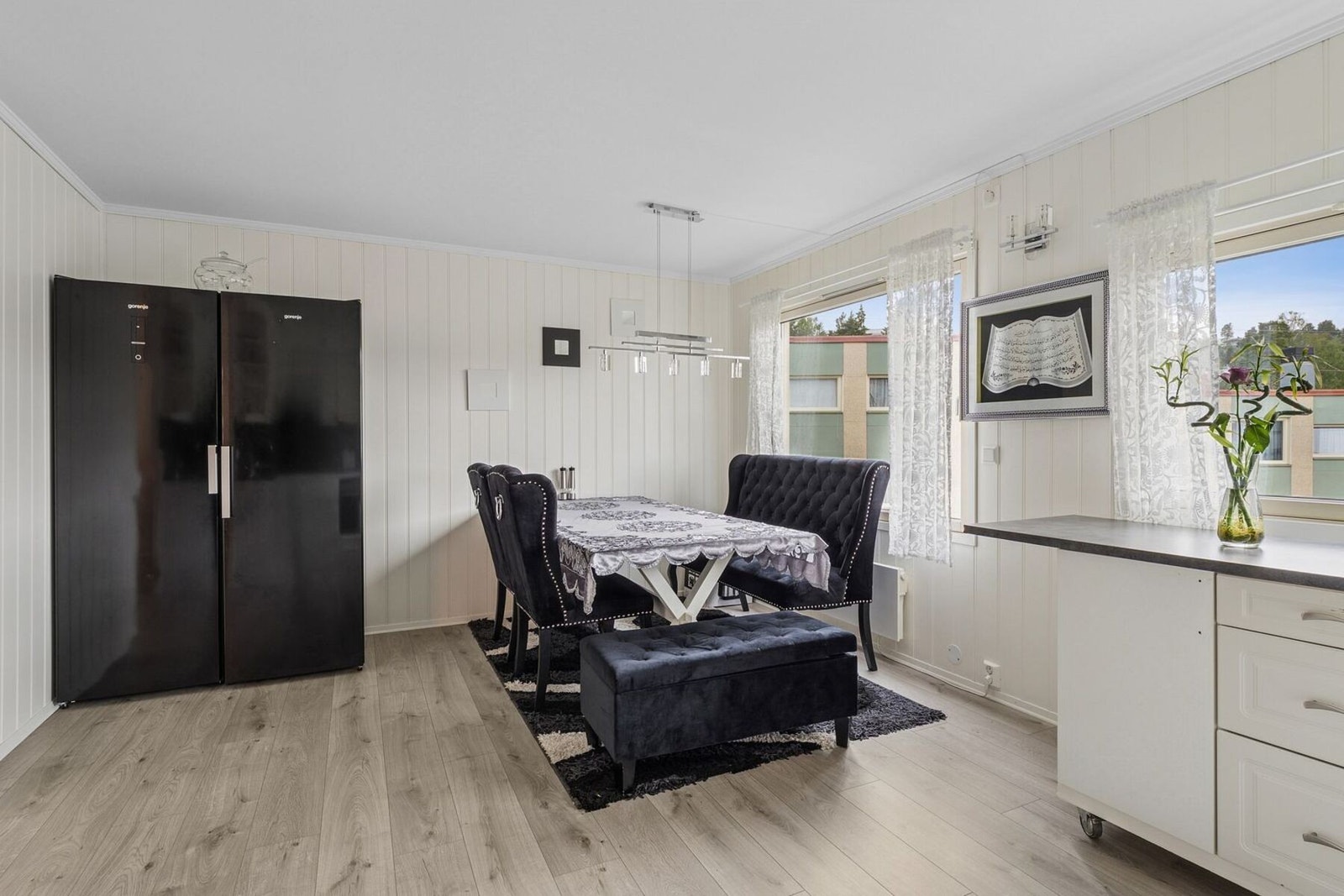 På kjøkkenet har du plass til ett spisebord, og med to store vinduer får du naturlig arbeidslys Galleribilde