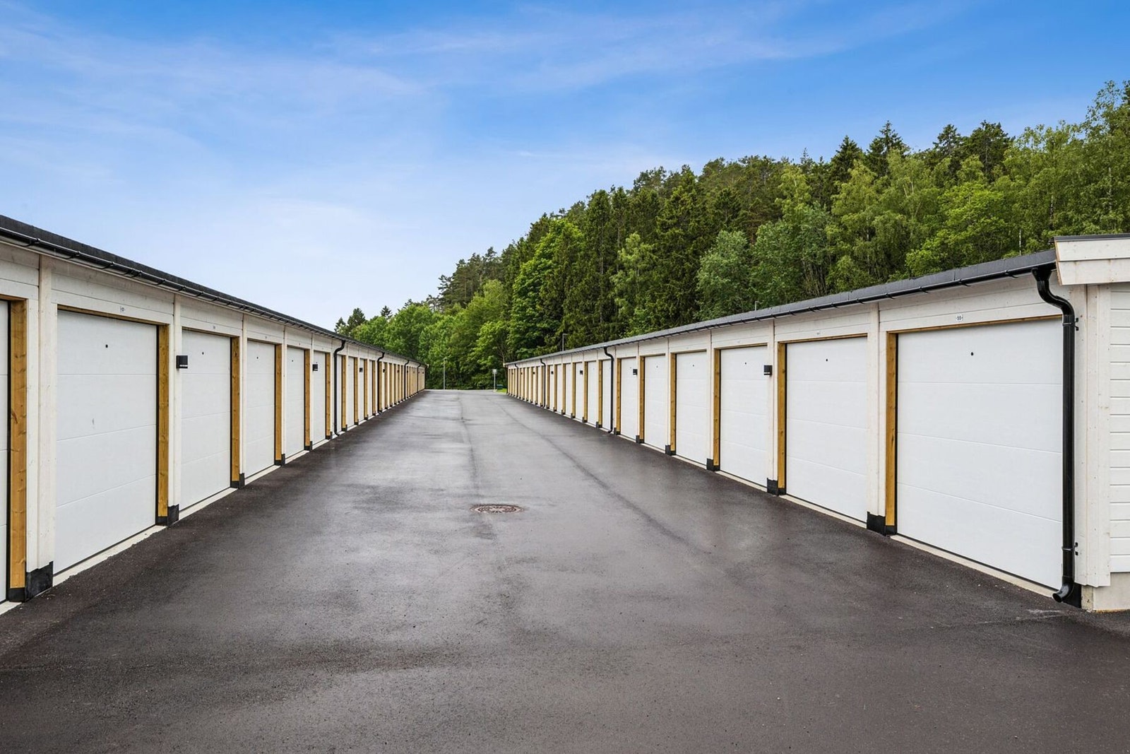 Tilhørende garasje på 17kvm, det er muligheter for å sette inn el-bil lader Galleribilde