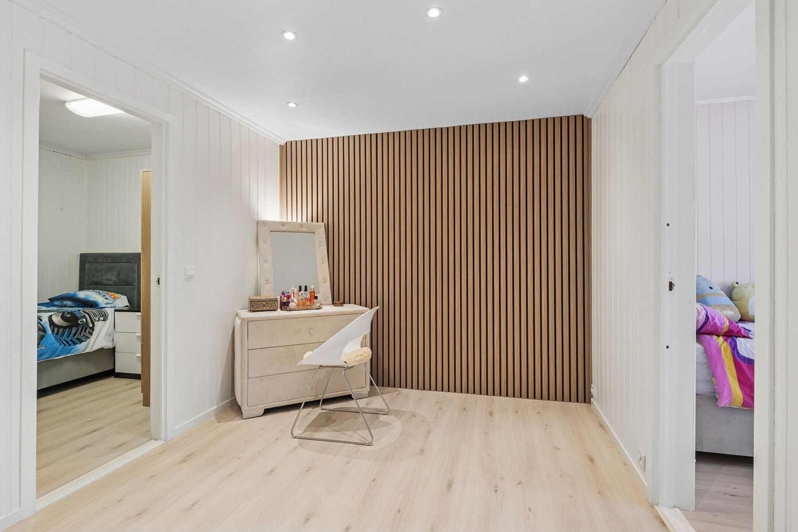 Boligen er modernisert med spotter i taket og spilevegg, samt nytt gulv Galleribilde