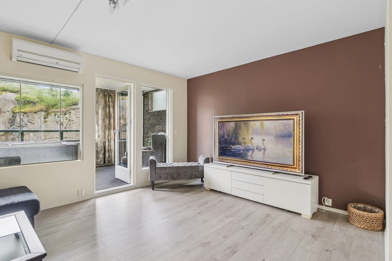 Med direkte utgang til balkongen har du en naturlig forlengelse av stuen Galleribilde