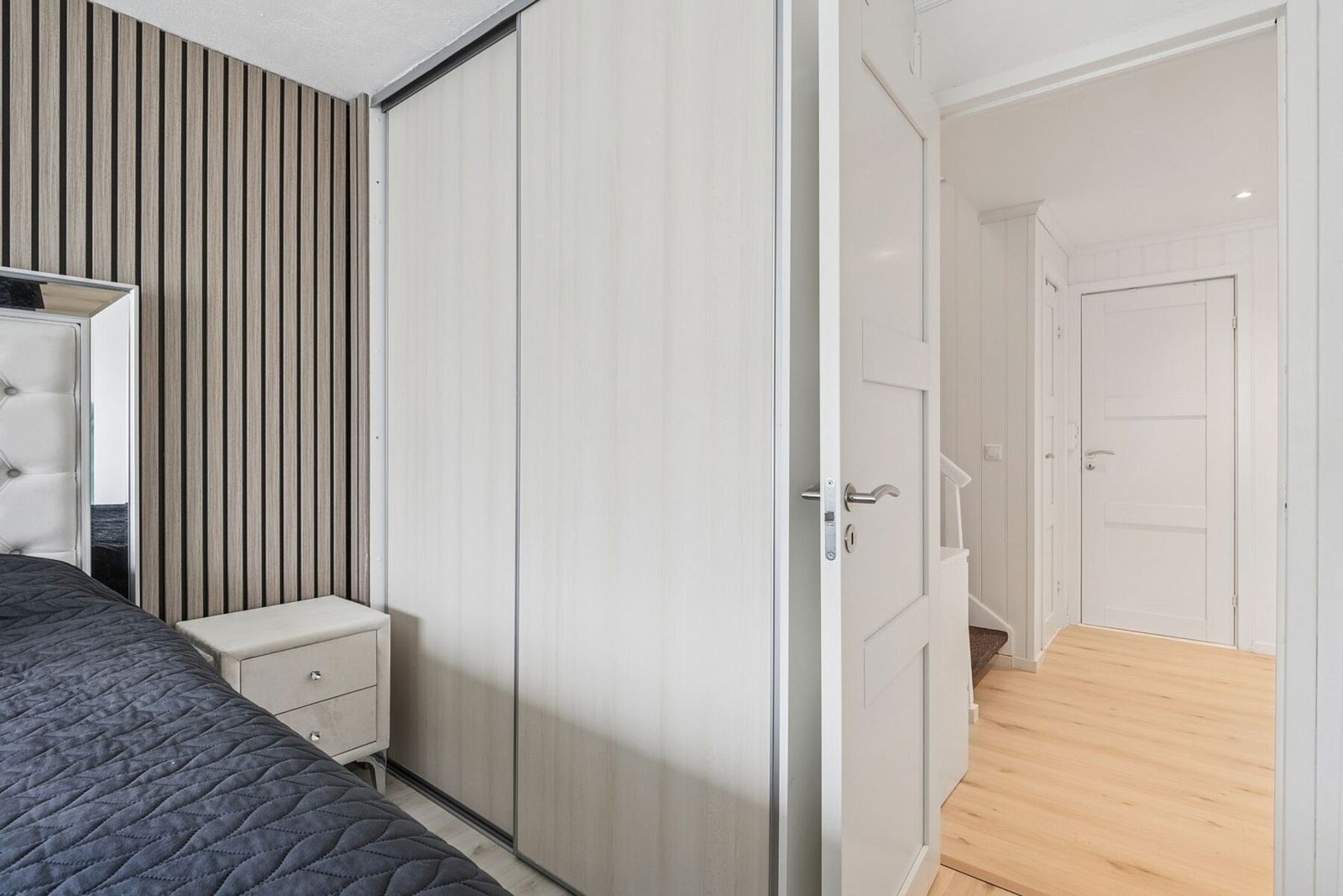 God garderobeløsning på hovedsoverommet Galleribilde