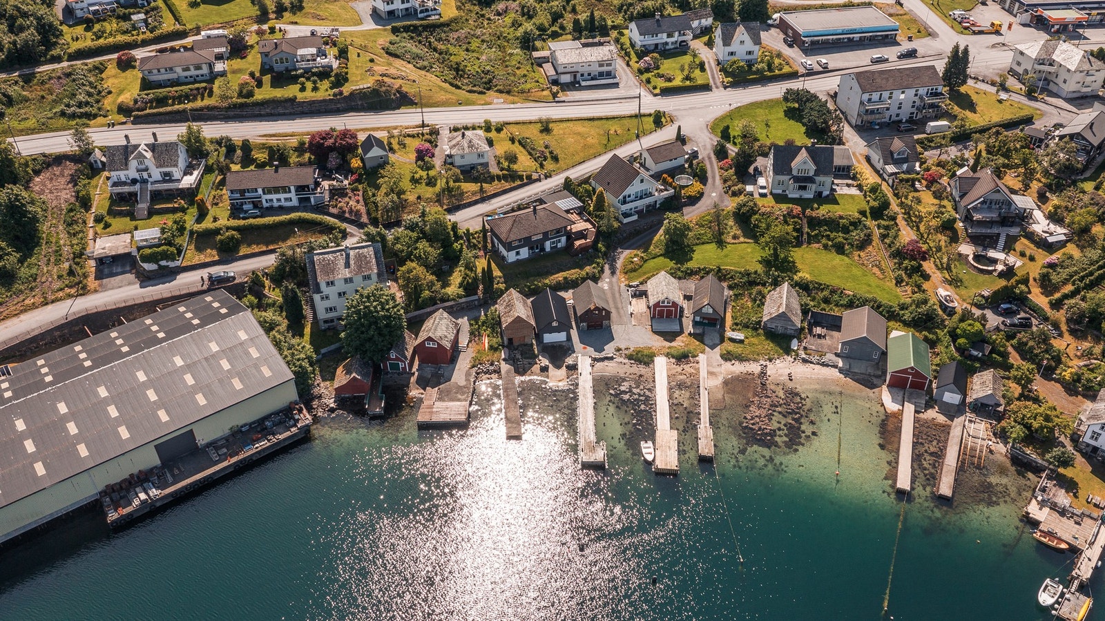 Boligen ligger med umiddelbar nærhet til både sjø og vakker natur. Galleribilde