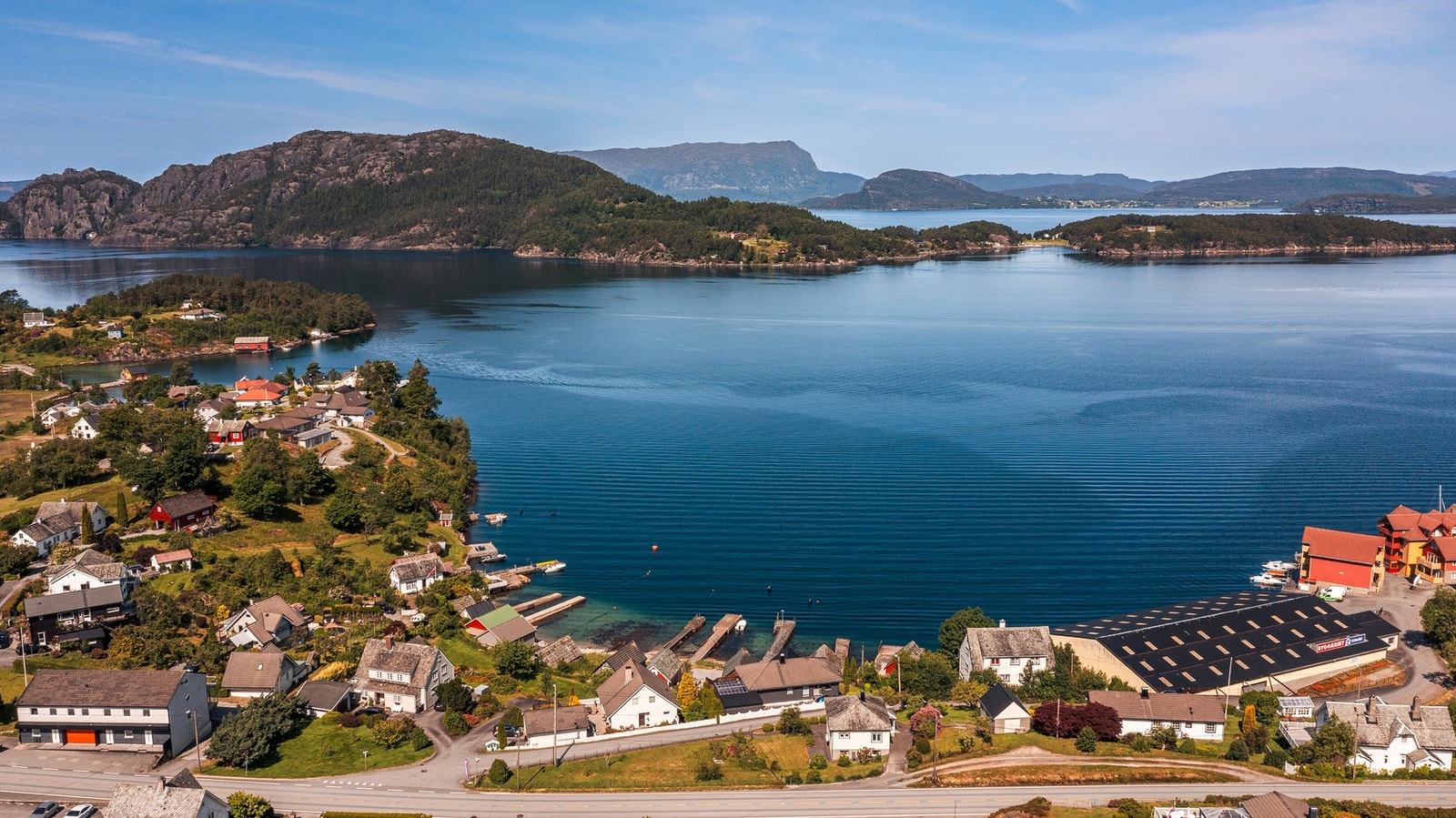 Nærområdet byr på rikelig med aktivitet- og rekreasjonsmuligheter. Se vedlagt nabolagsprofil for mer informasjon. Galleribilde