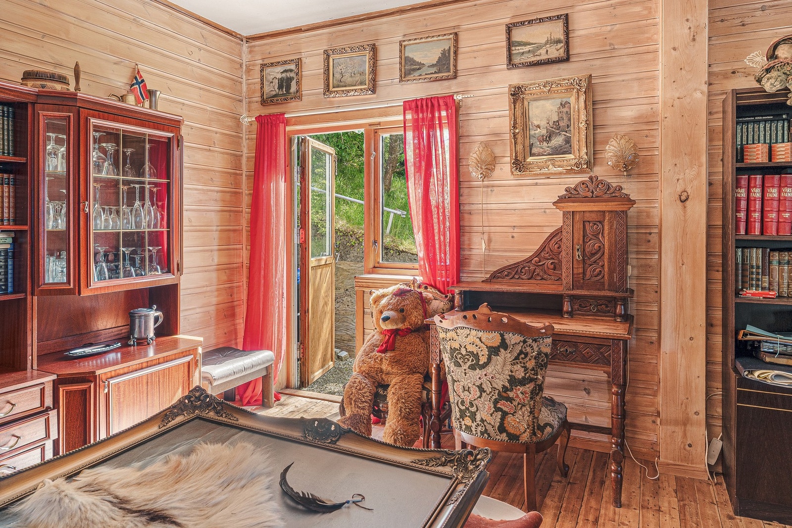 Fra stuen har du enkel adkomst til boligens terrasse og hage. Galleribilde