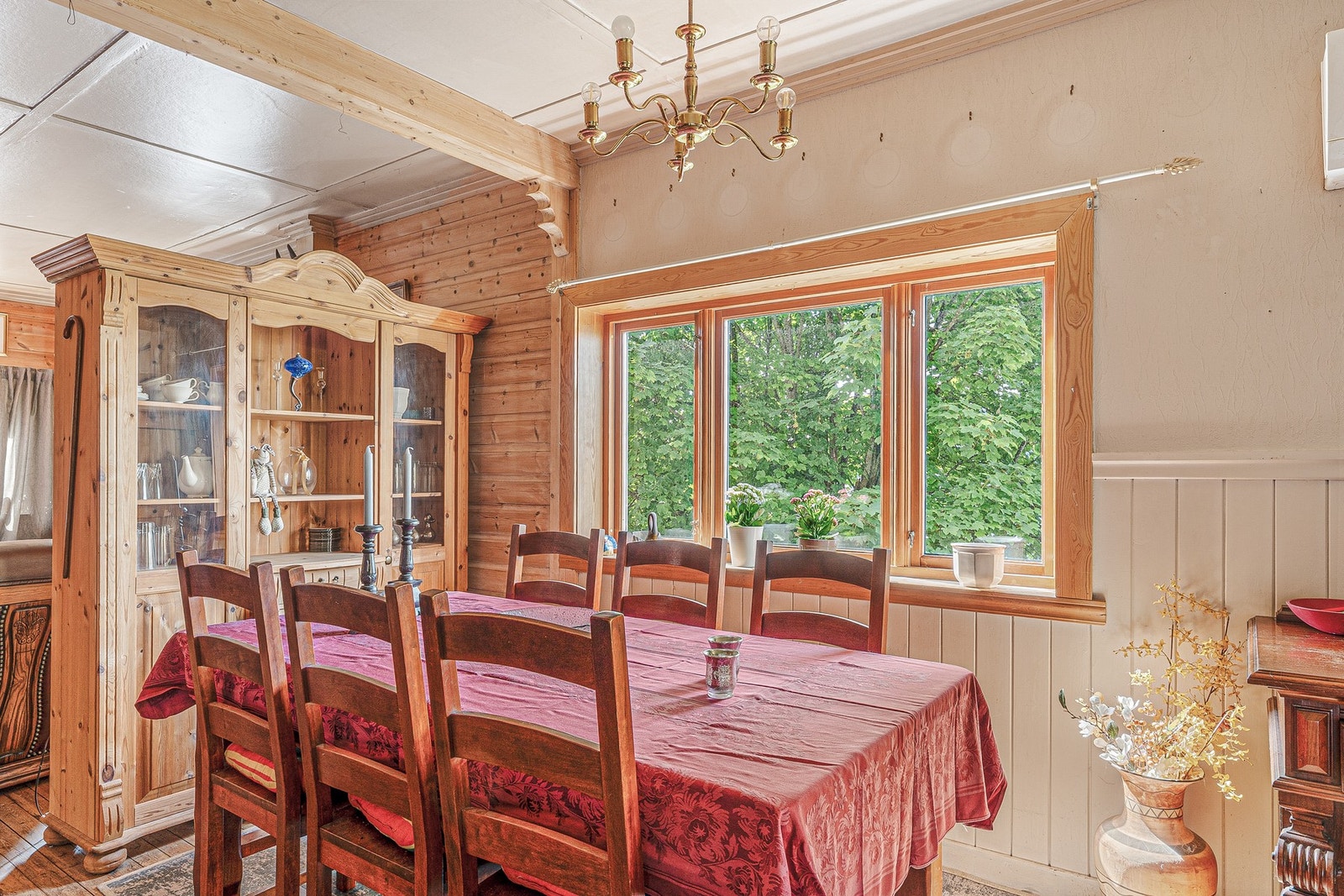 Fra stuen kan du nyte utsikt vendt mot både natur og sjø. Galleribilde