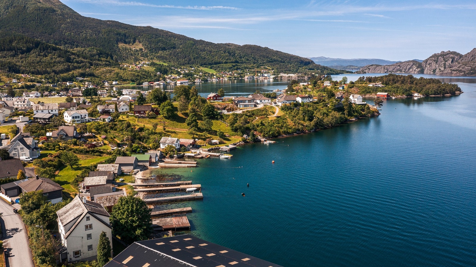 På tidlig 1900-tallet var Beinavikjo en samleplass for ungdommer og voksne hvor dampbåten tok de videre til Bergen. Den lokale butikken lå også her i Beinavikjo, hvor man kunne hente post. Galleribilde