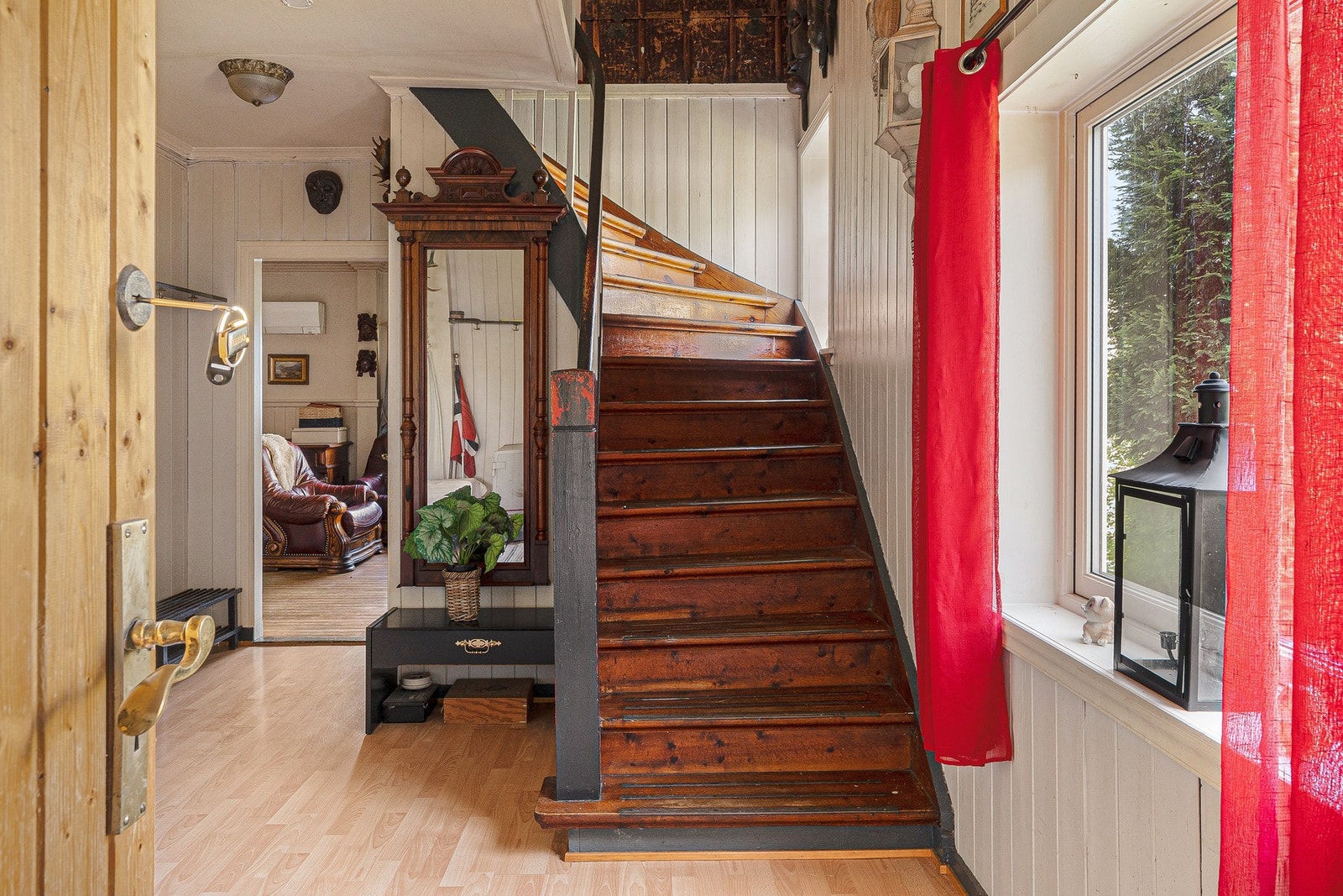 Fra gangen har du enkel tilkomst til husets mange rom. Galleribilde