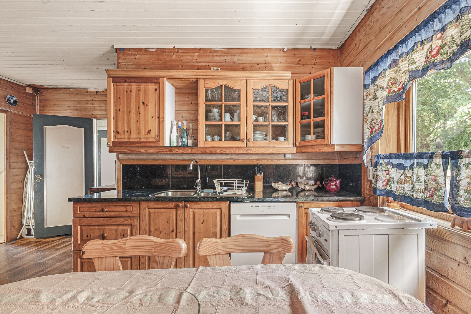 Kjøkkenet er innredet med profilerte fronter, helflis benkeplate og nedfelt vask. Galleribilde