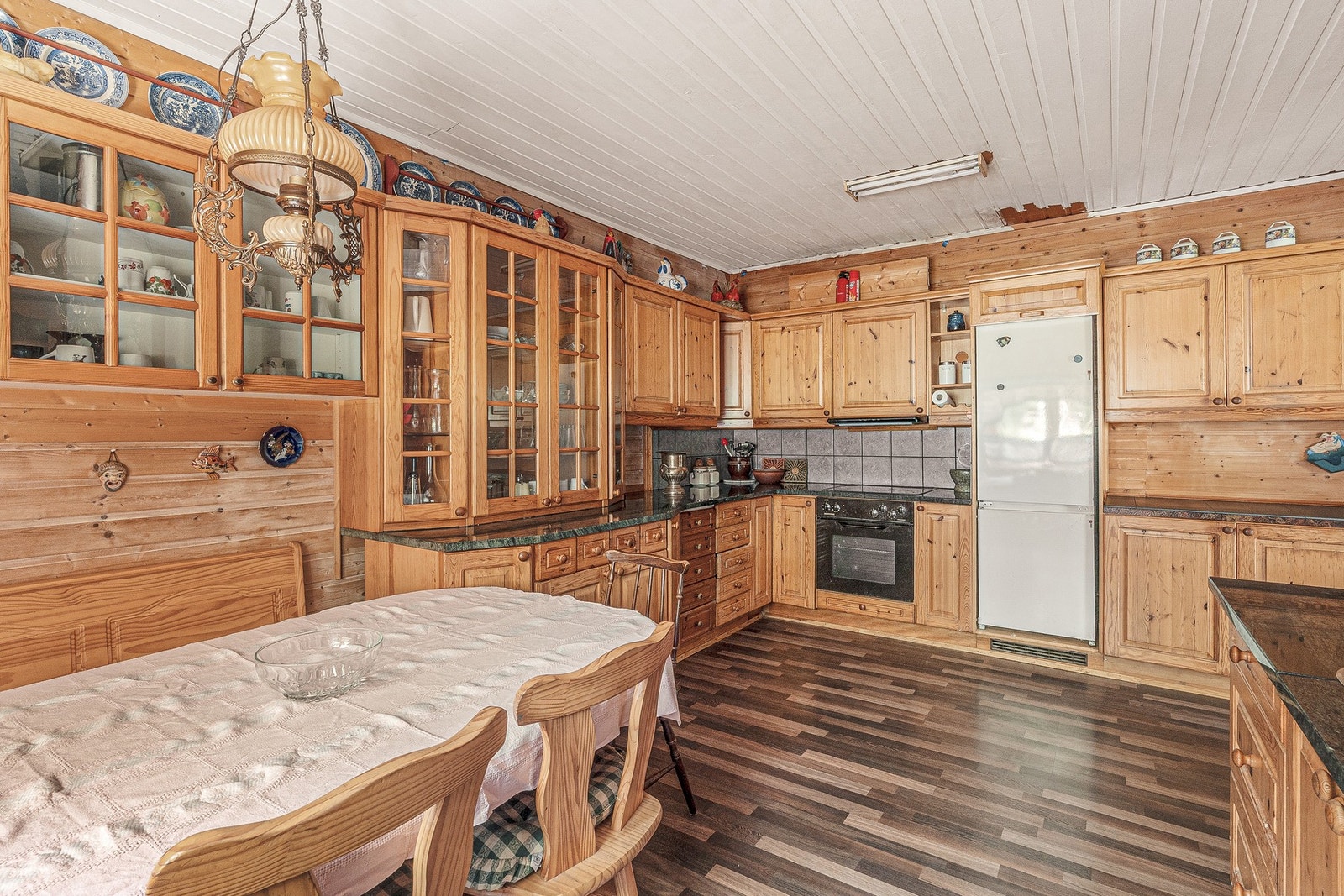 Av integrerte hvitevarer finner du platetopp, stekeovn og ventilator. Galleribilde