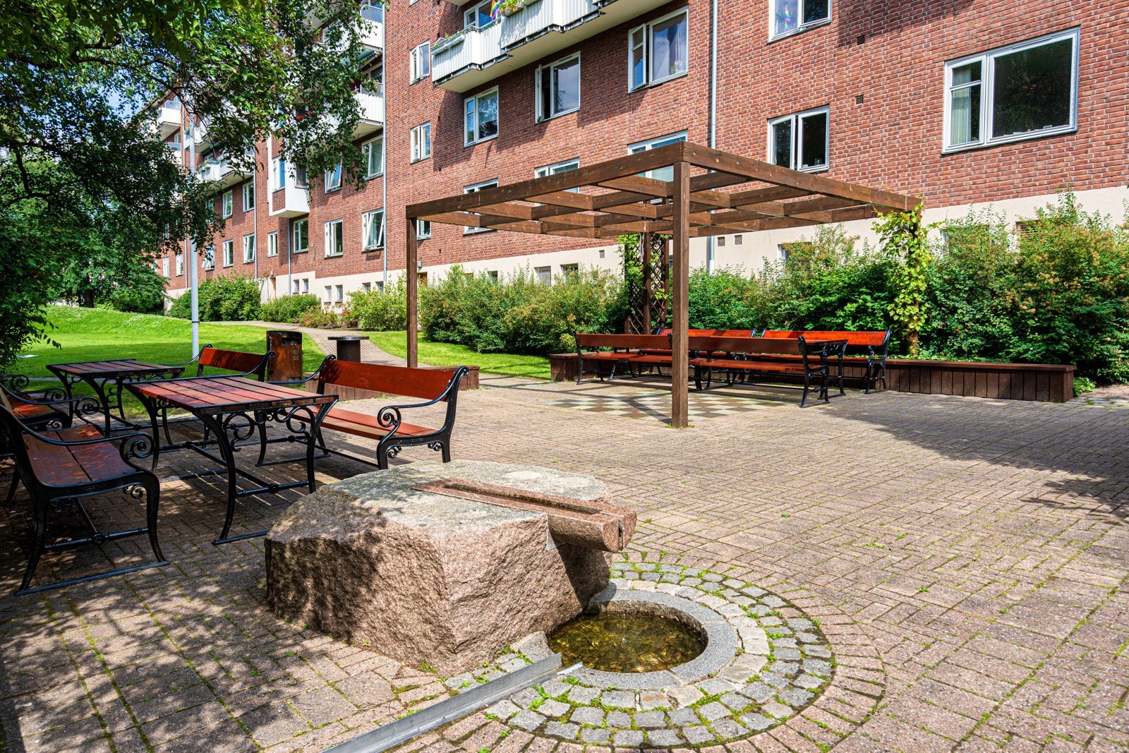 Flott opparbeidet felles bakgård. Galleribilde