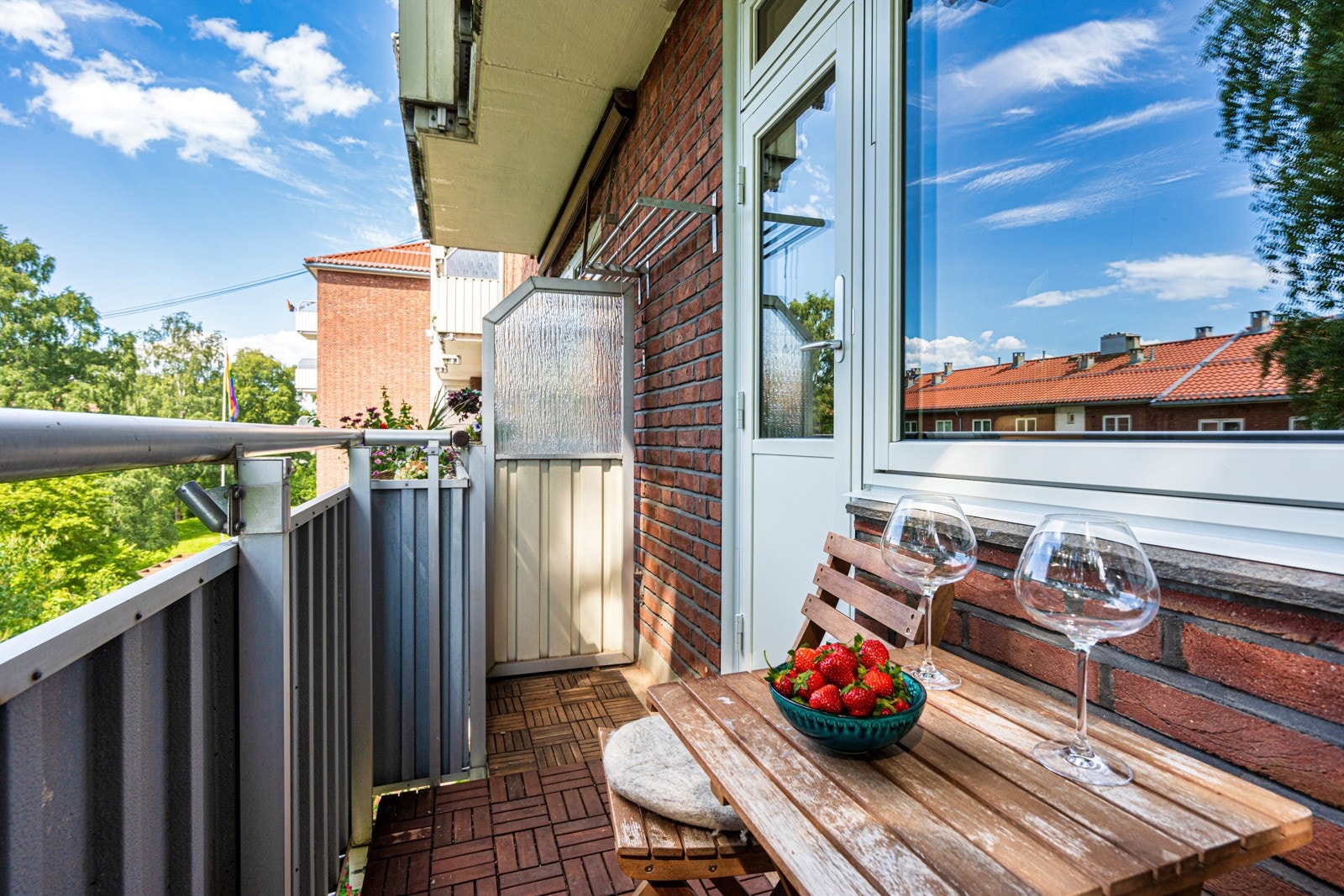 Balkongen vender mot vest med ettermiddags- og kveldssol. Galleribilde