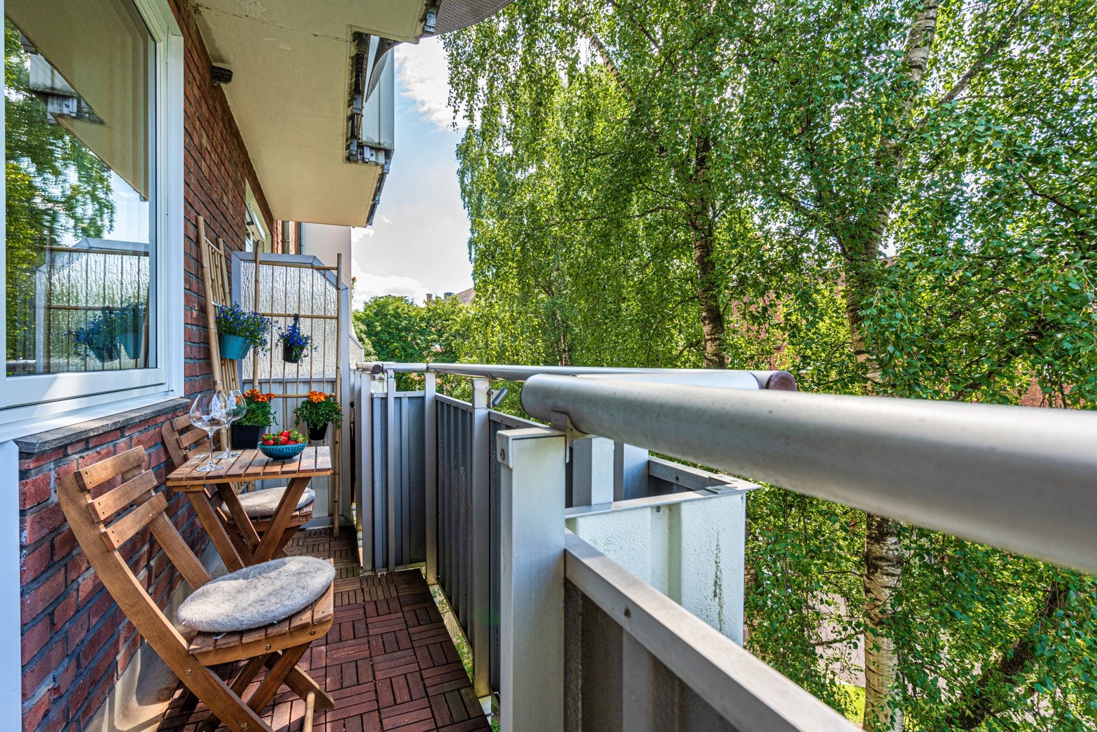 Balkongen er overbygget, noe som øker bruksverdien. Galleribilde