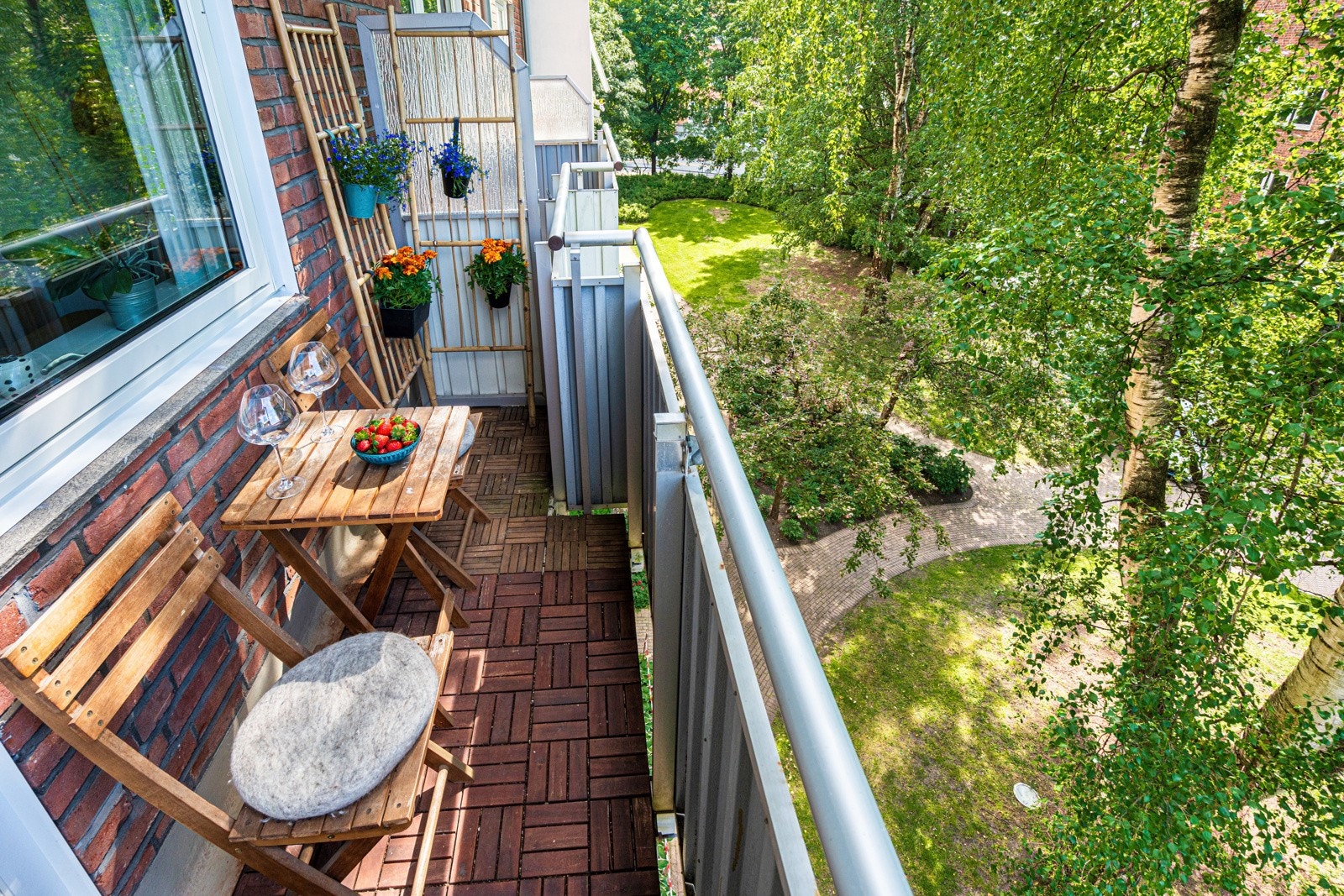 Frodig utsyn mot aksjelagets frodige fellesområder. Galleribilde
