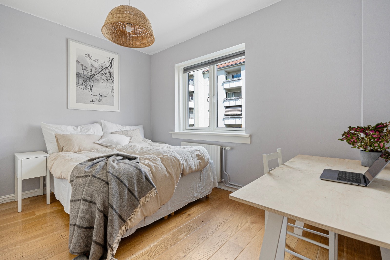 Romslig soverom med plass til seng, nattbord, skrivebord og garderobeskap. Galleribilde