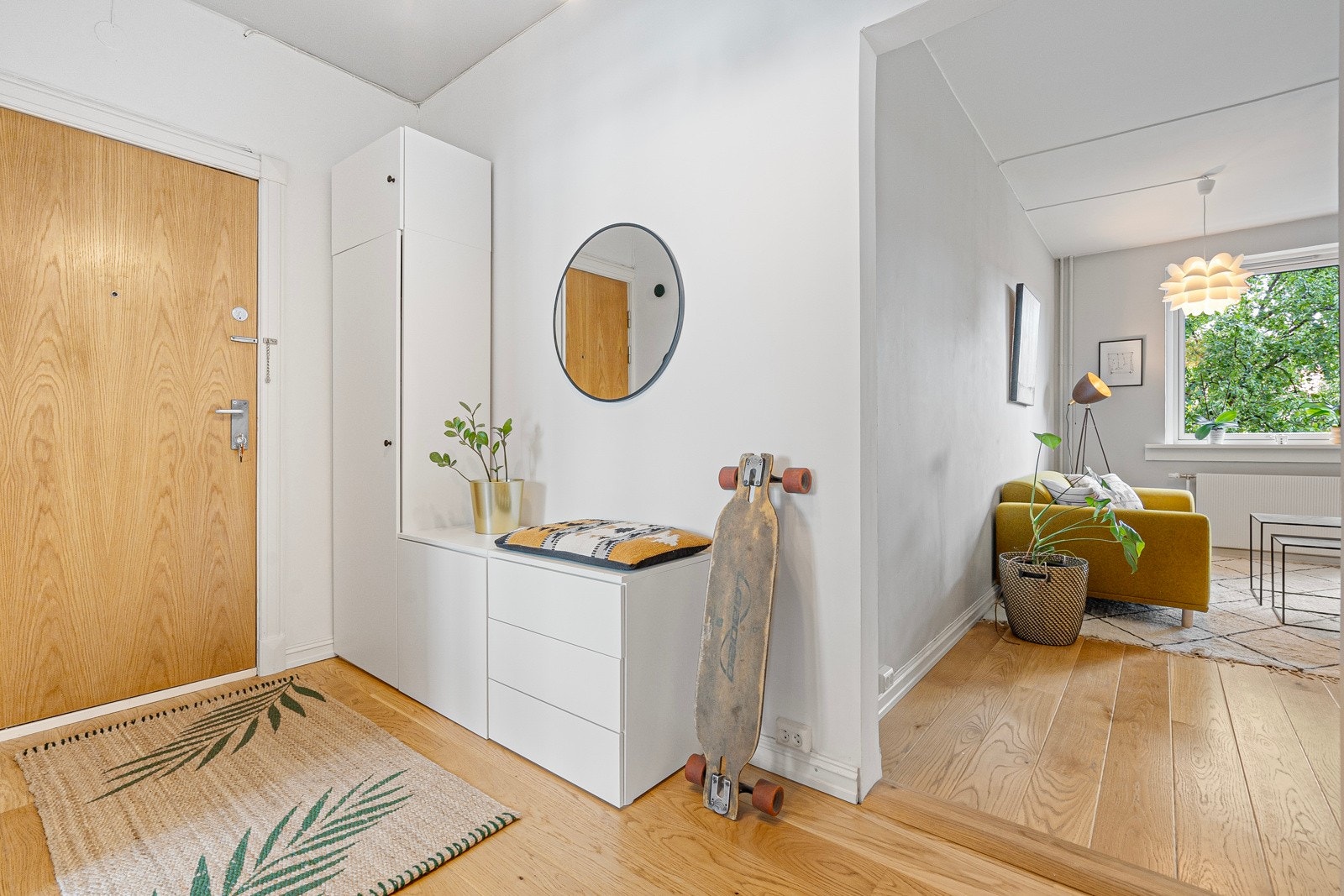 Innbydende entré med plass til garderobeskap, knaggrekker og skohyller for oppbevaring. Galleribilde