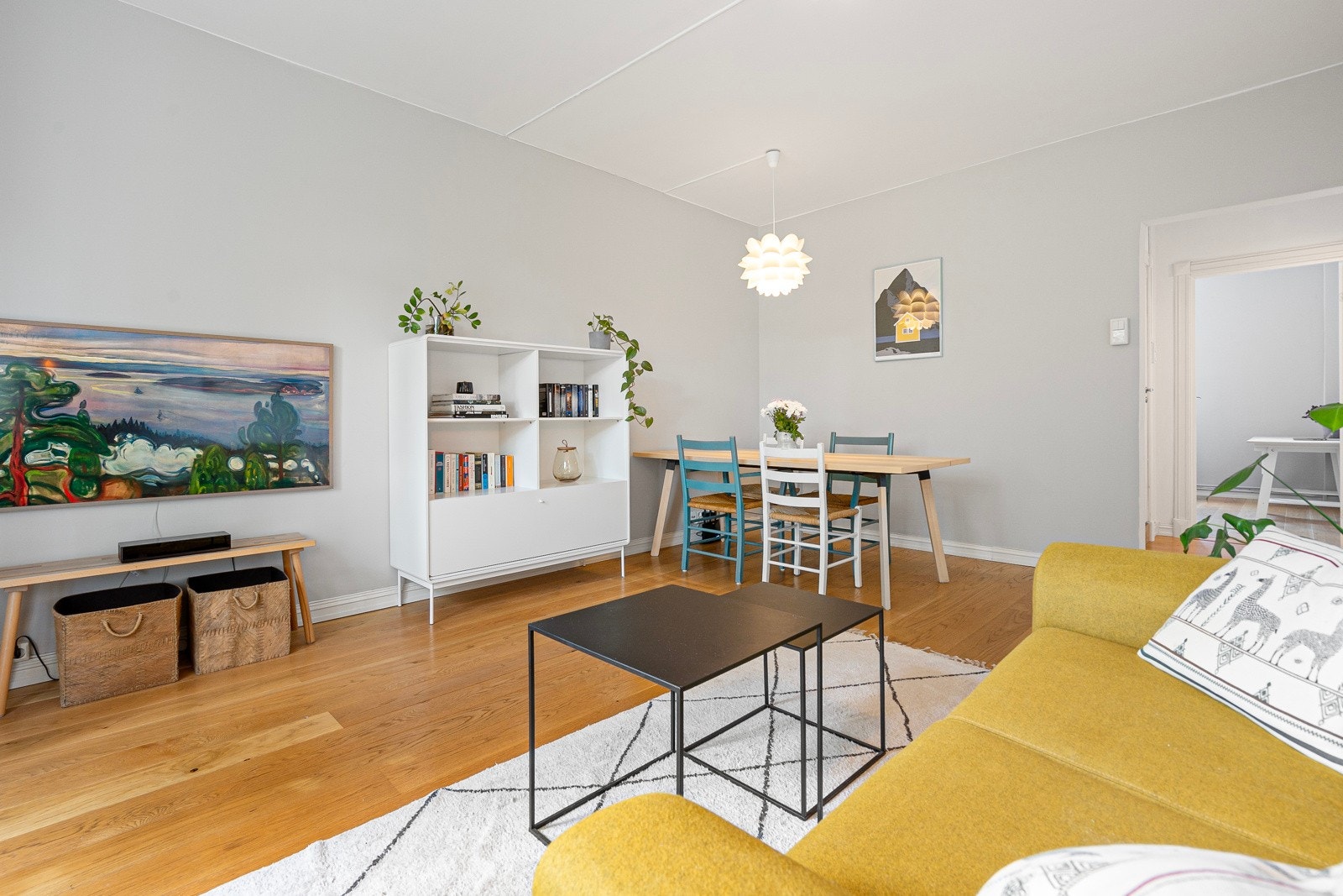 Romslig stue med velegnet plass til sofa,sofabord, mediemøblement og egen spiseseksjon. Galleribilde