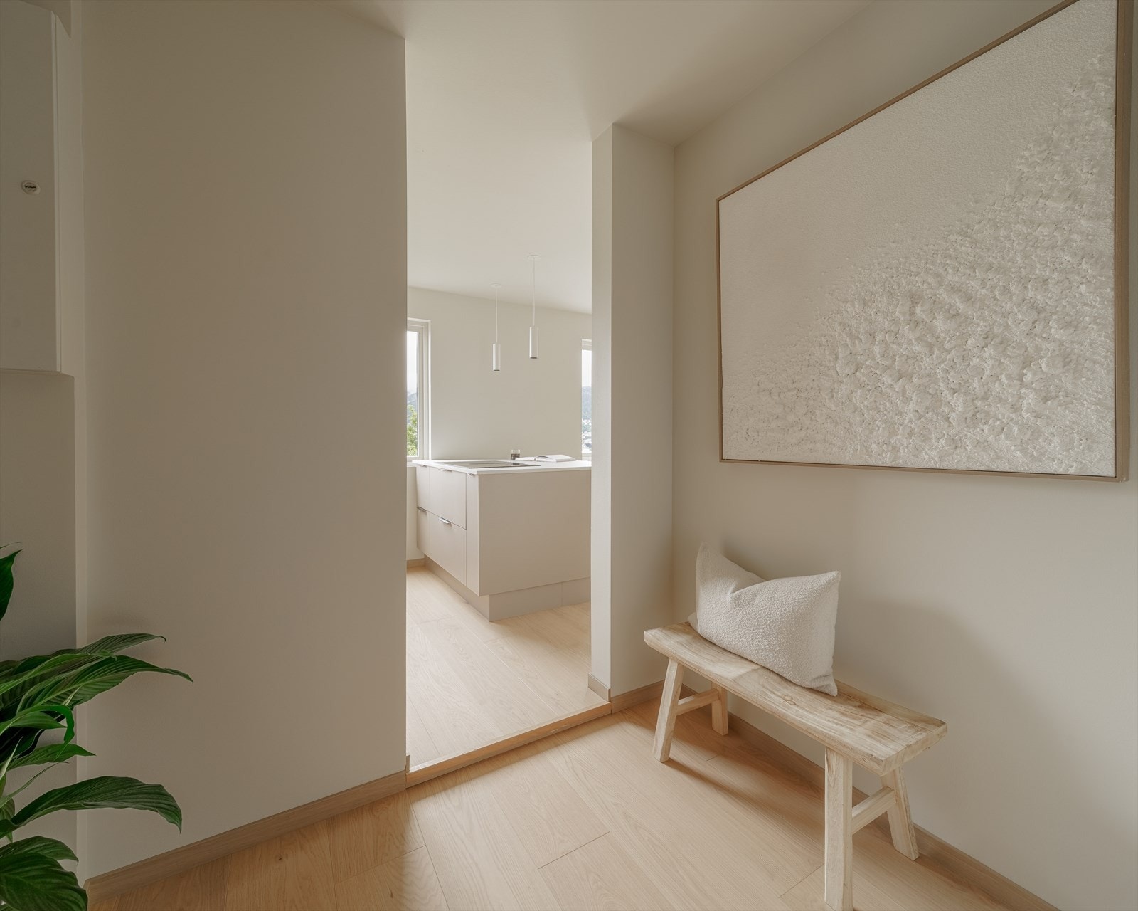 Velkommen inn! Entréen er 3,9 kvm og har god plass til garderobe og eventuelt en skohylle. I gangen finner du det nye sikringsskapet. Galleribilde