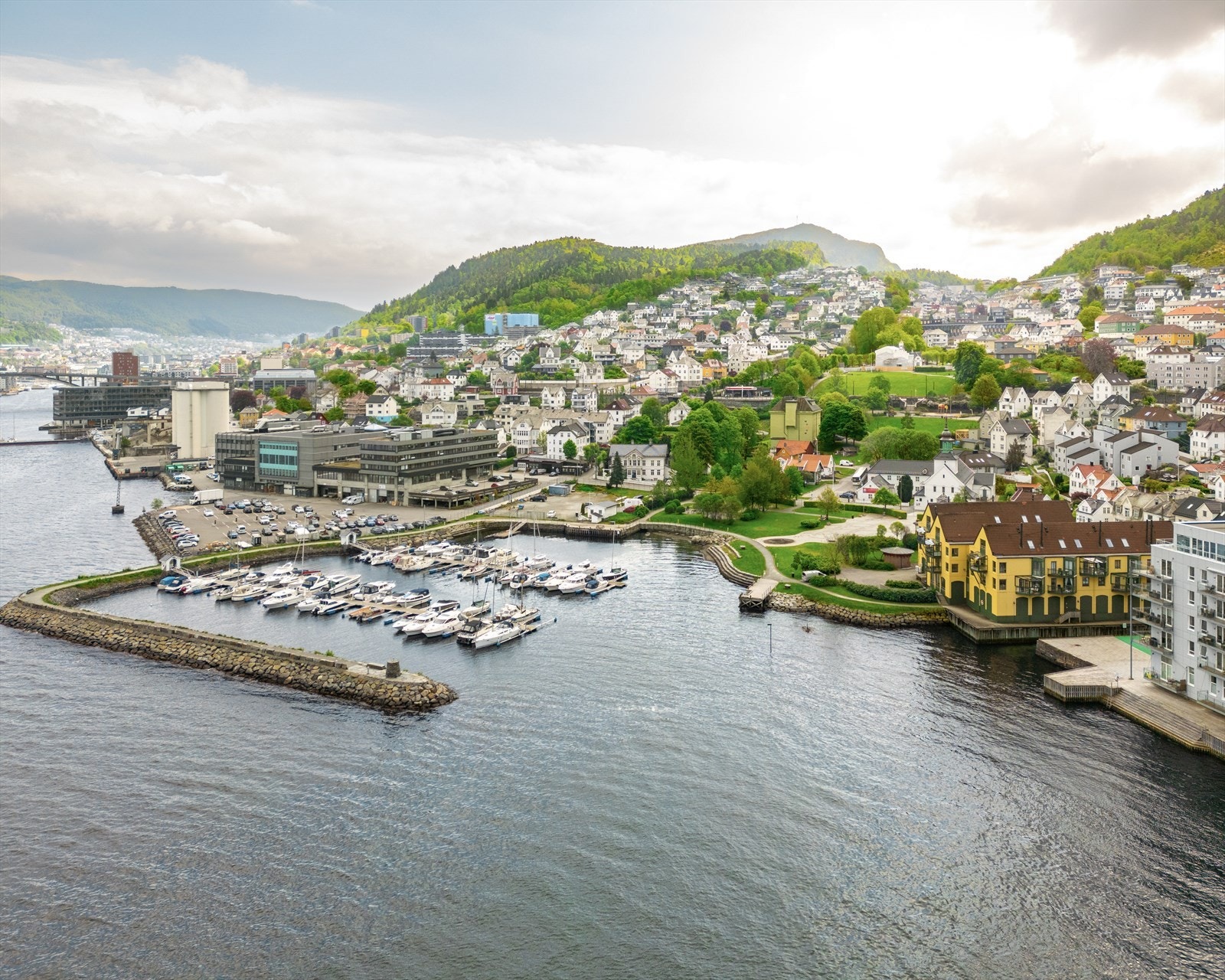 Kort vei til busstopp ved Laksevåg, her går buss hvert tiende minutt til sentrum. Det er meget flotte turområder over hele Laksevåg med Damsgårdsfjellet og Løvstakken. Galleribilde