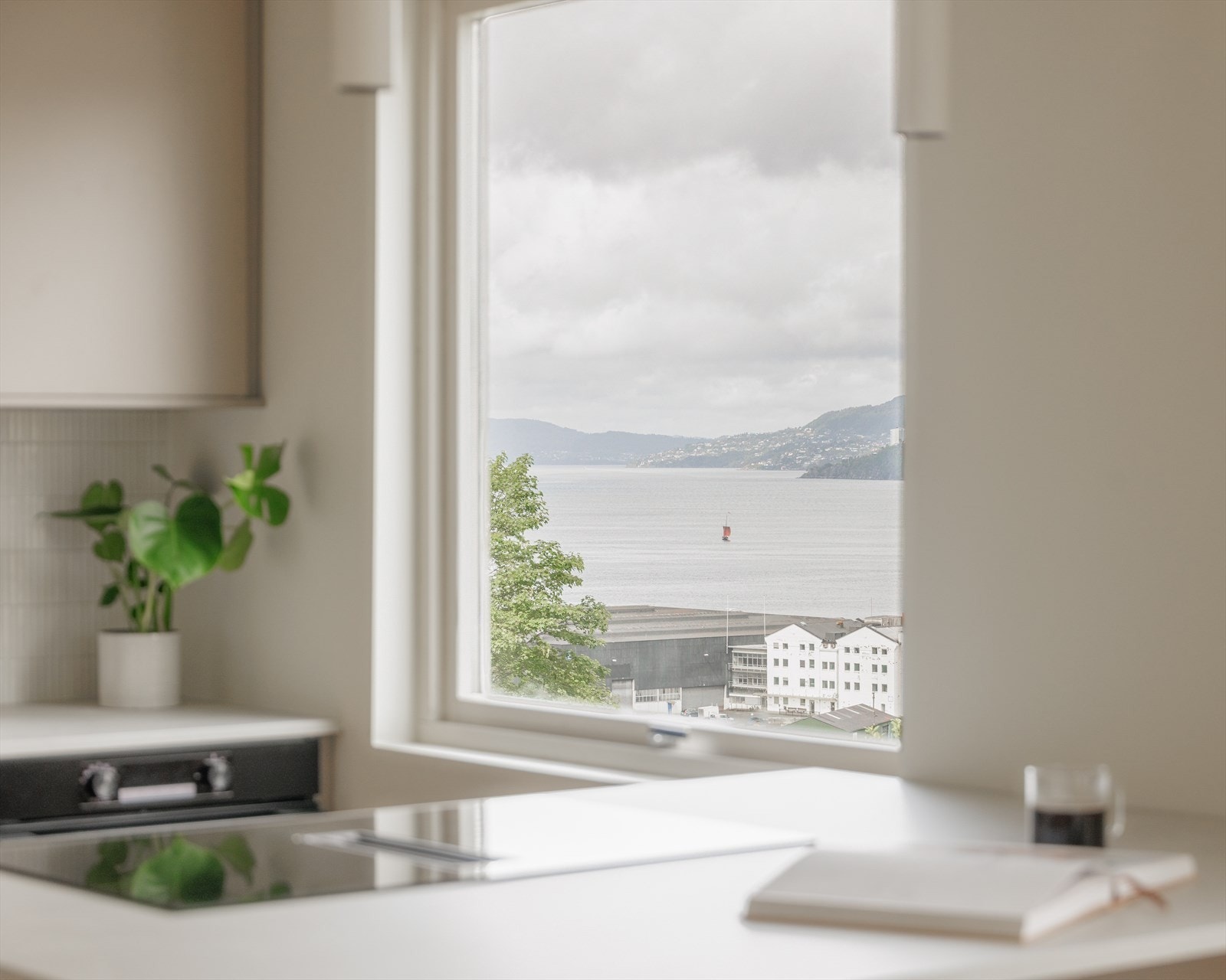 Kjøkkenet har godt med skap- og benkeplass, og en stor vindusflate som gir rikelig med lys og utsyn - perfekt når du lager mat. Galleribilde