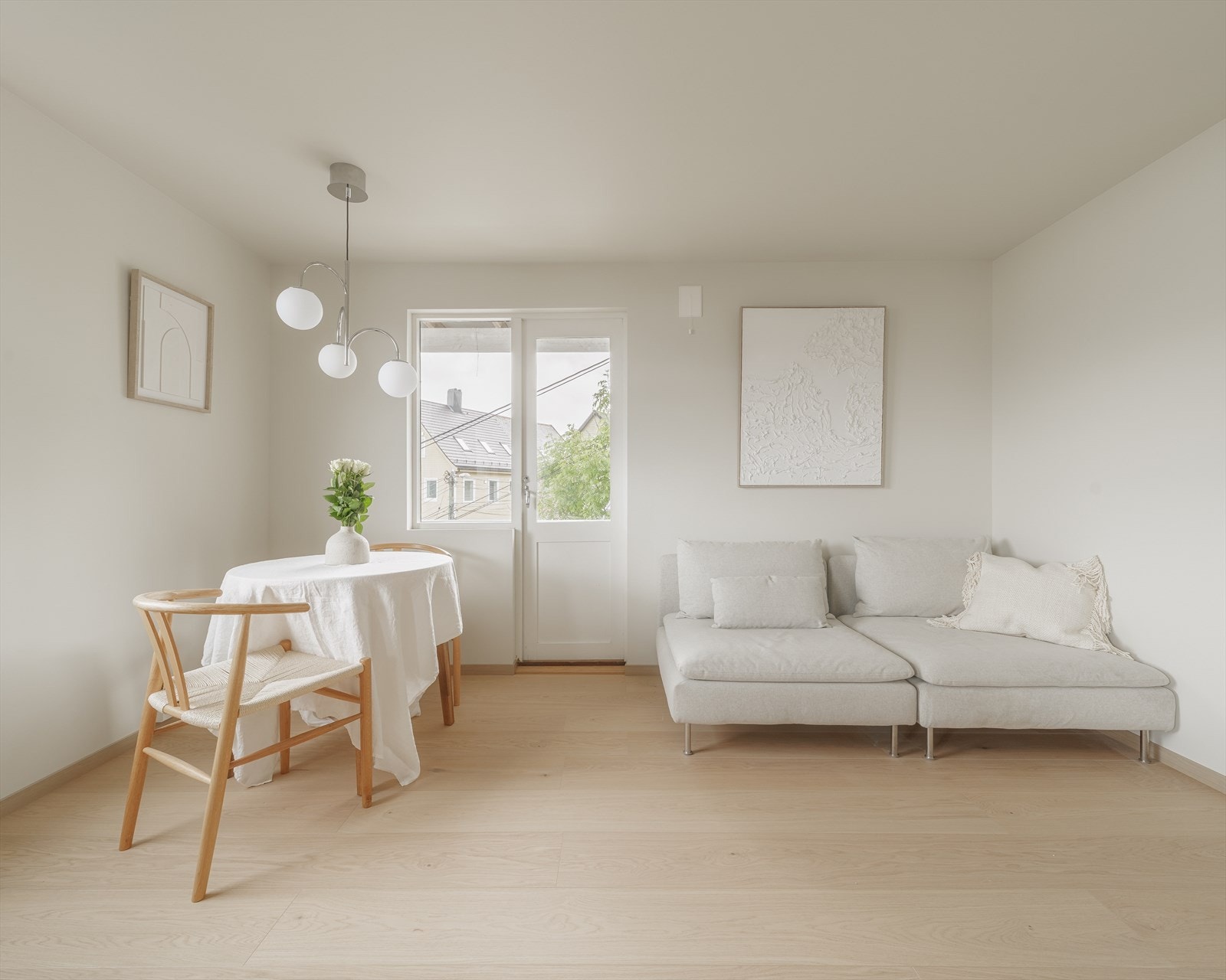 Det er god plass til både sofagruppe og spisebord. Galleribilde