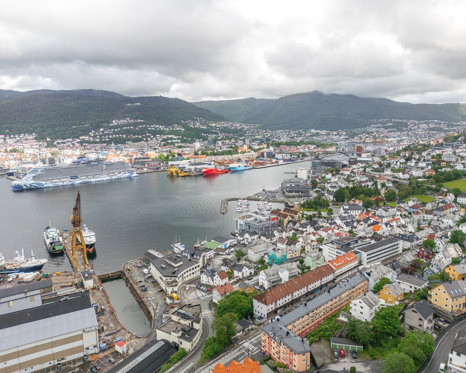 Leiligheten har en sentral og idyllisk beliggenhet med flott utsikt. Det er flere parker og turområder i nærområdet, og fra bryggen i havnen kan man bade en varm sommerdag. Galleribilde