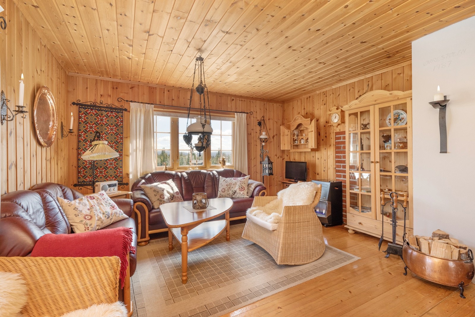 Det er plass til sofagruppe og spisebord samt andre stuemøbler Galleribilde