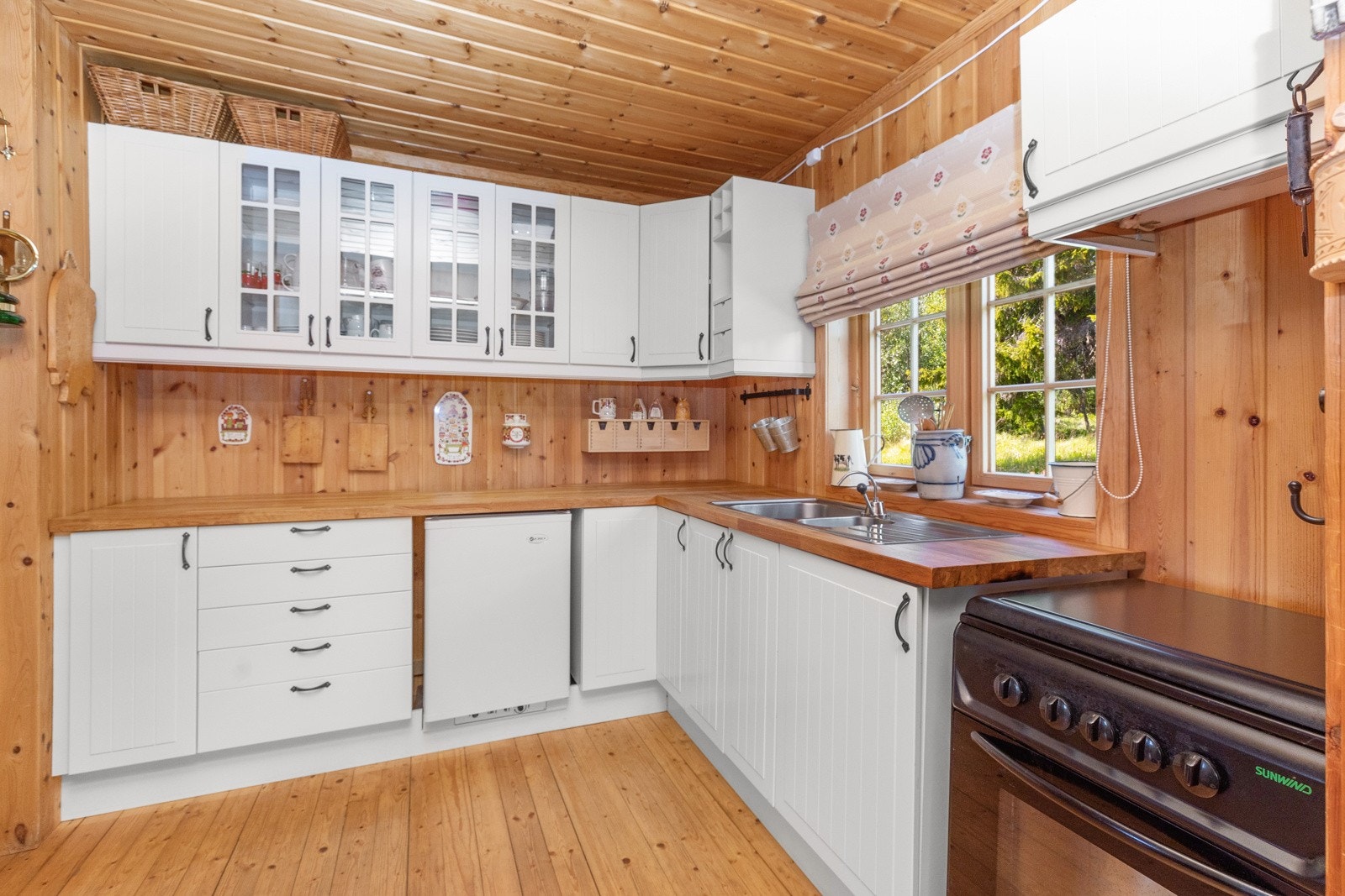 Gass stekeovn og kjøleskap under benk. Godt med skap- og benkplass Galleribilde