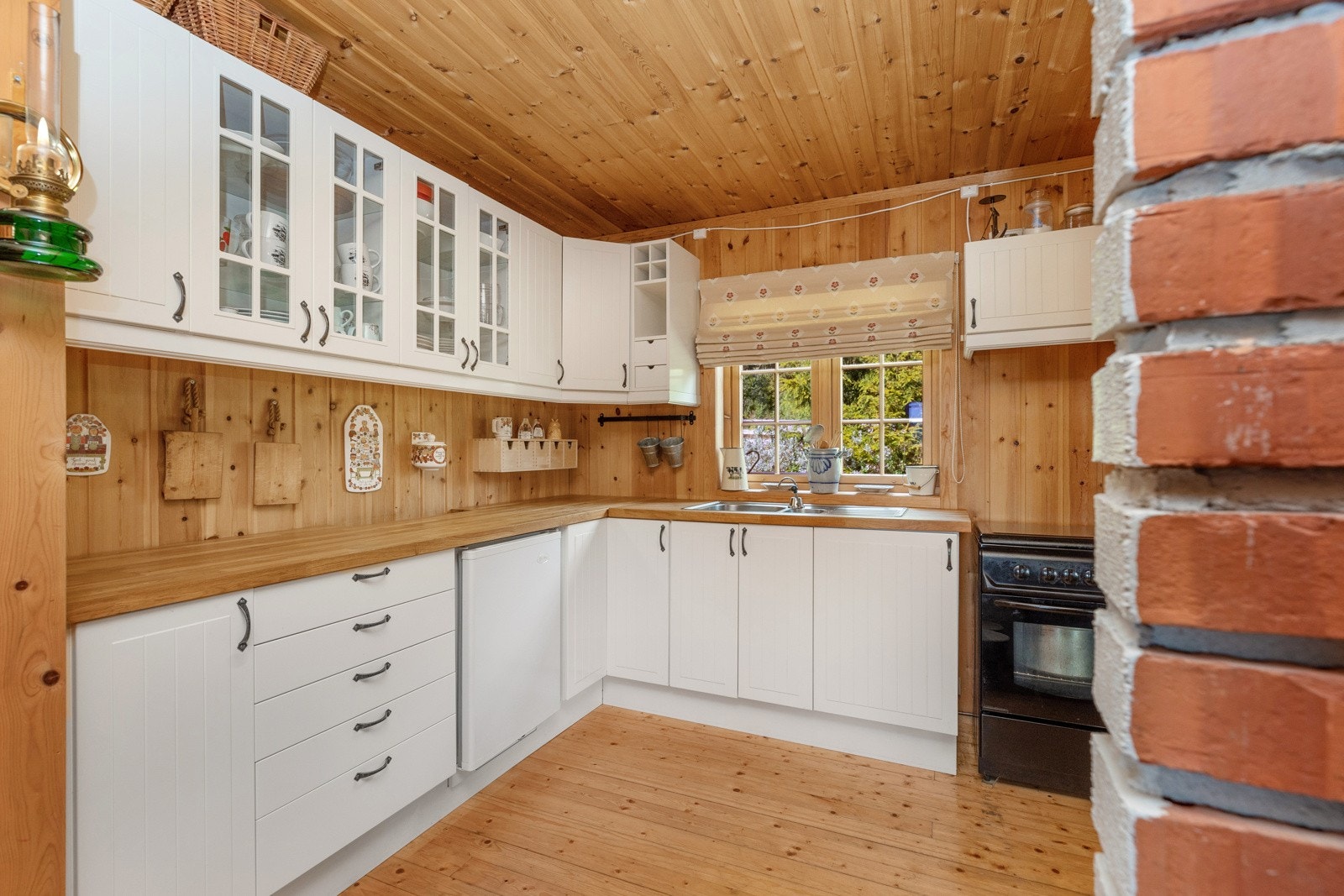 Innredning med profilerte fronter, malt utførelse i en lys hvittone Galleribilde