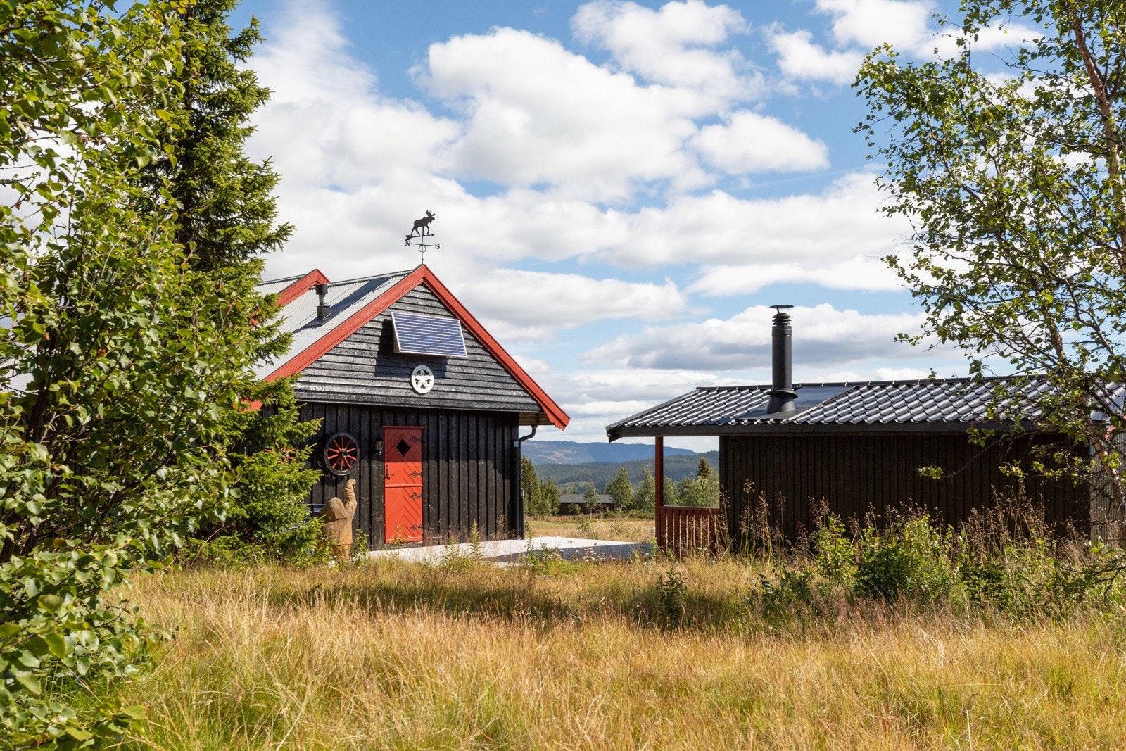 Eiendommen ligger fritt og fint til med stor tomt hvor en kan boltre seg liten som stor med lek, spill og moro Galleribilde
