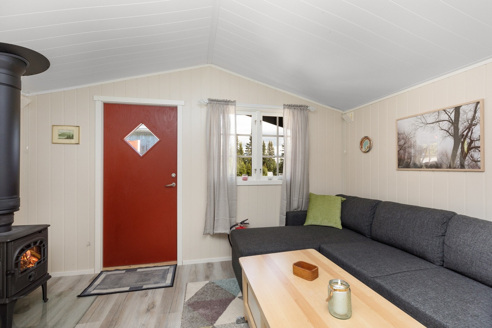 Rommet i anneks har plass til sofagruppe og senger, praktisk rom om man er mange eller om man har gjester Galleribilde