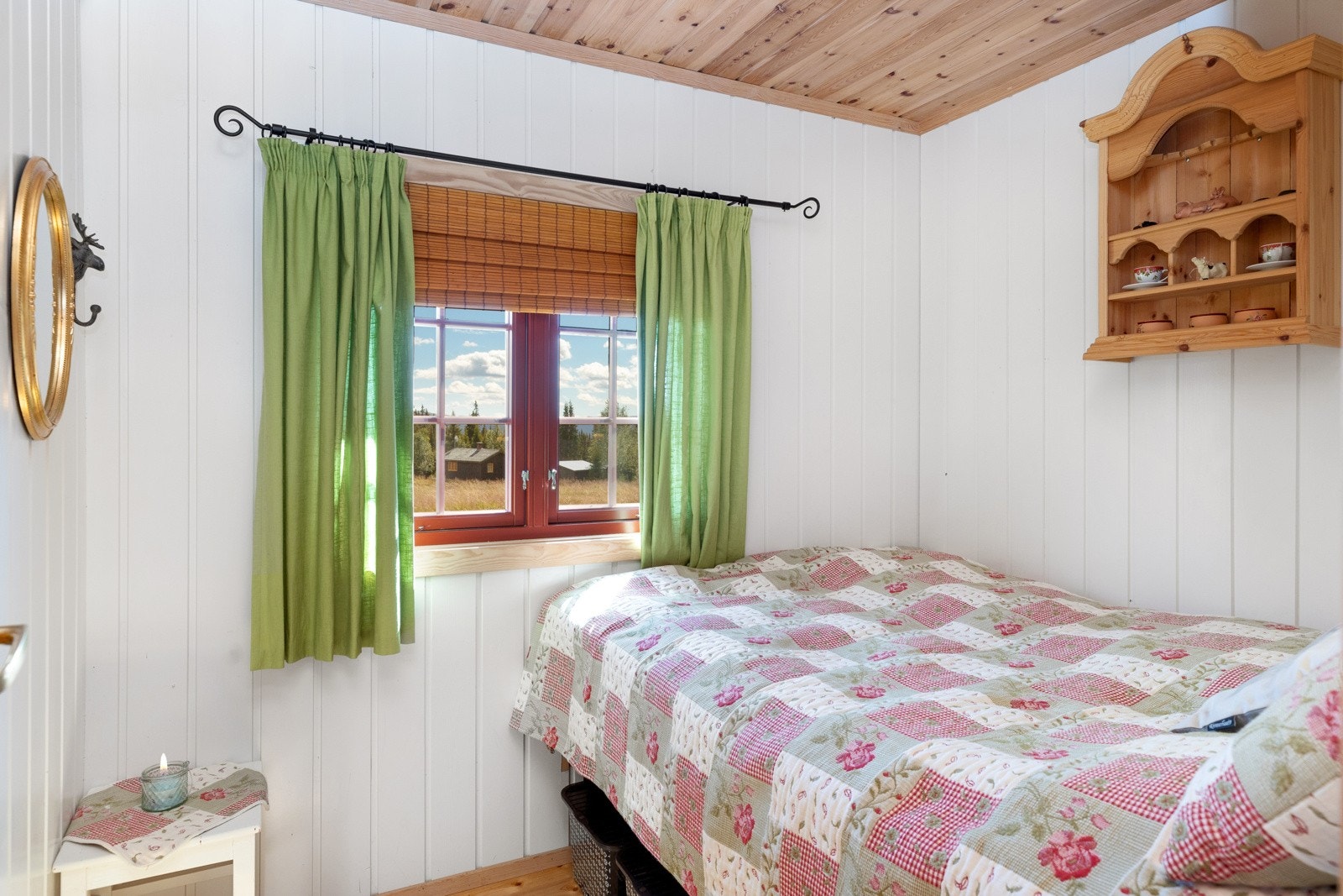 Det ene rommet med plass til dobbeltseng mens soverom to har plassbygd familiekøyeseng samt plass til kommode Galleribilde