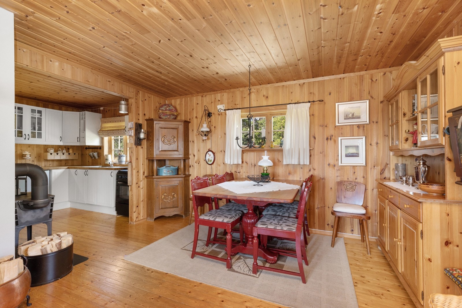 Samle familien til hyggelige måltider på hytta Galleribilde