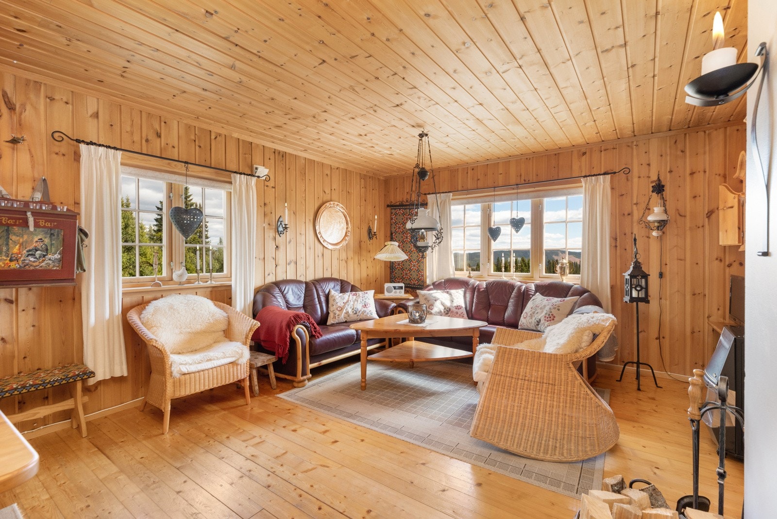 Fra vinduene flommer dagslyset inn Galleribilde