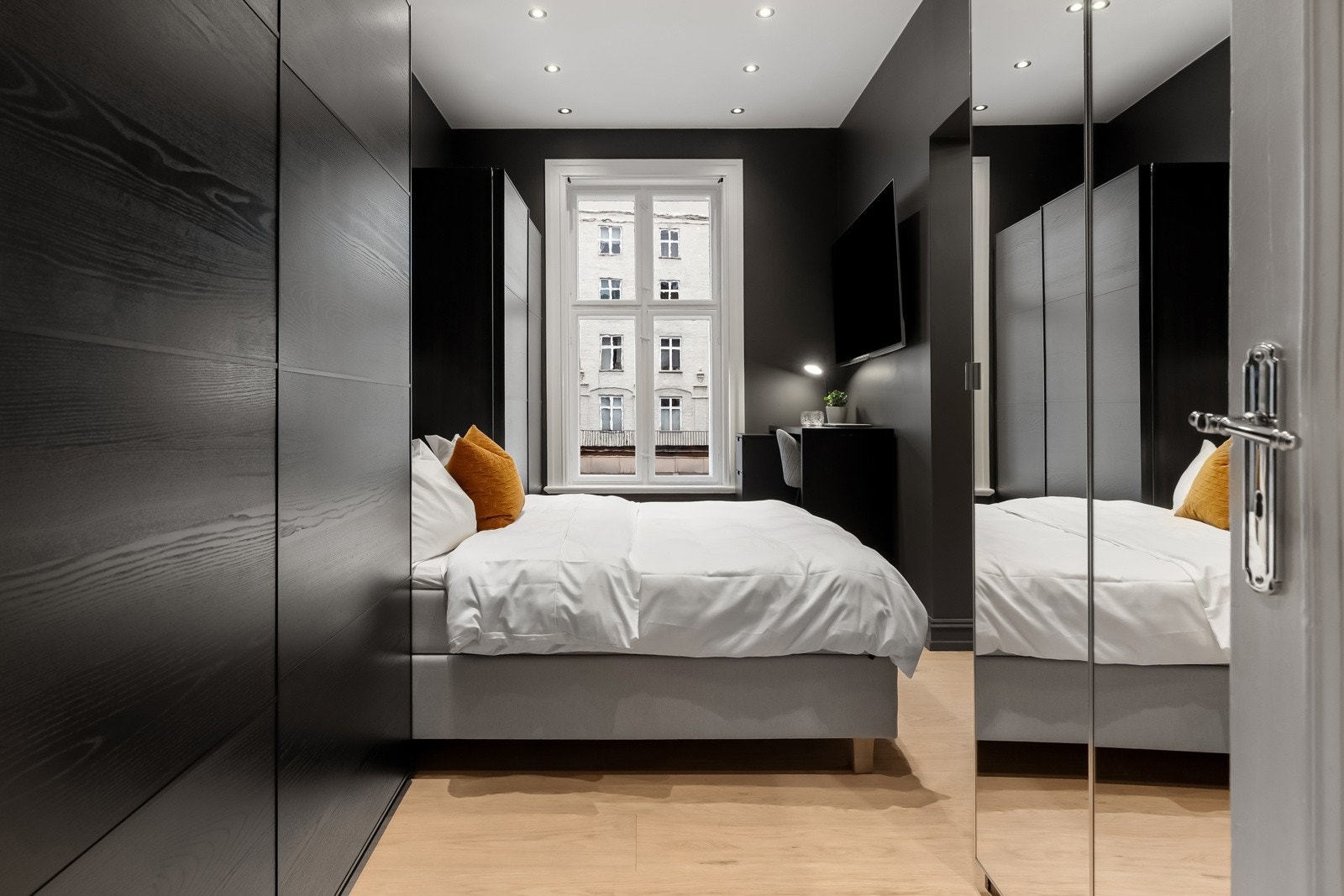 Soverommene vender inn mot skjermet gårdsrom. Galleribilde