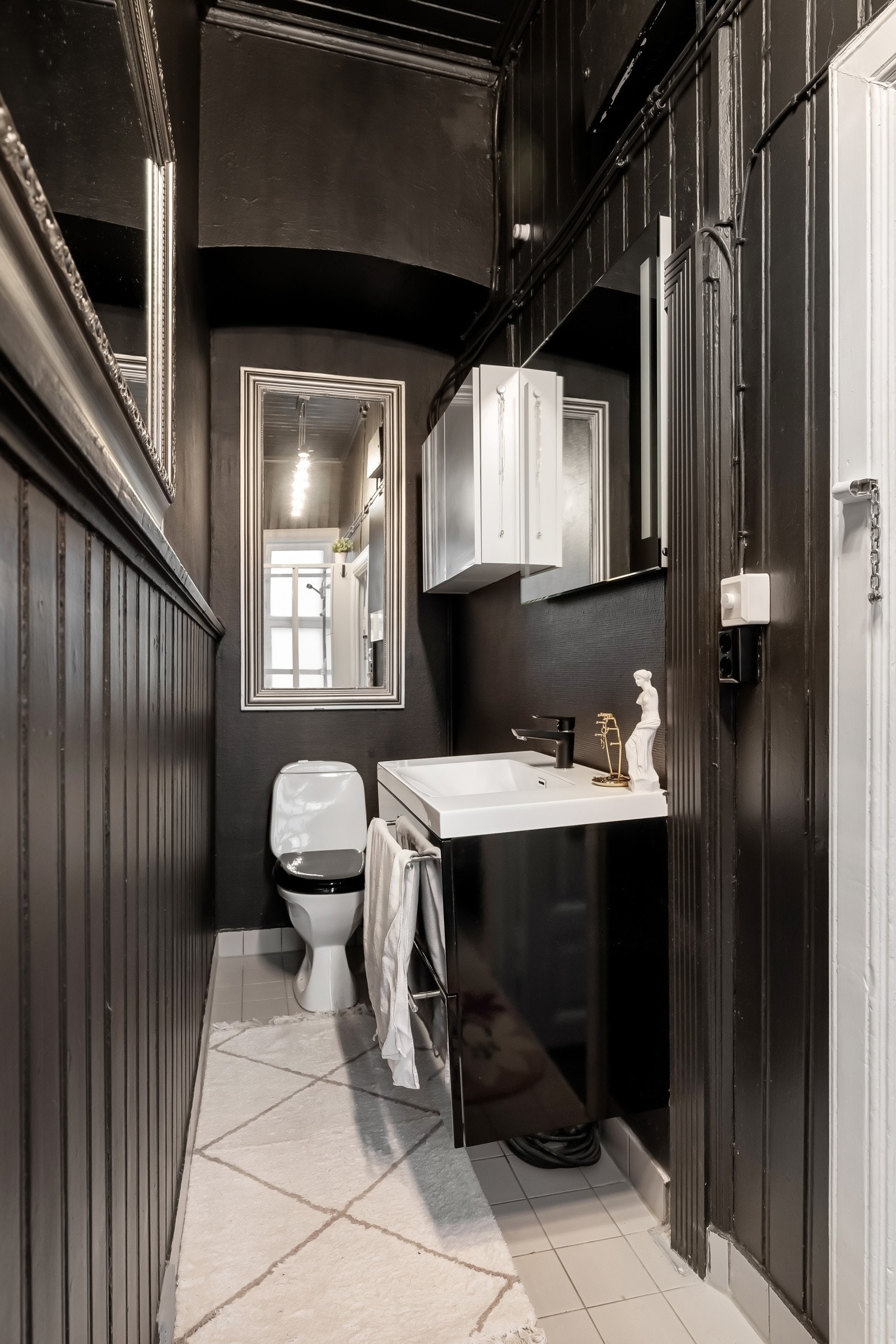 Bad i hybel. Galleribilde