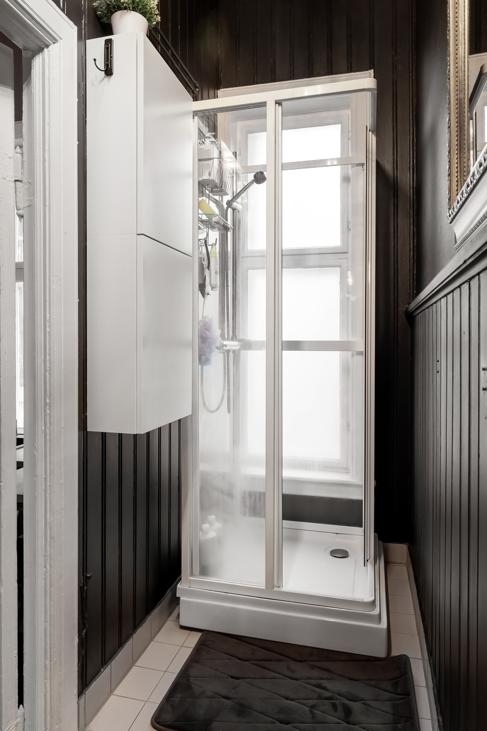 Bad i hybel. Galleribilde