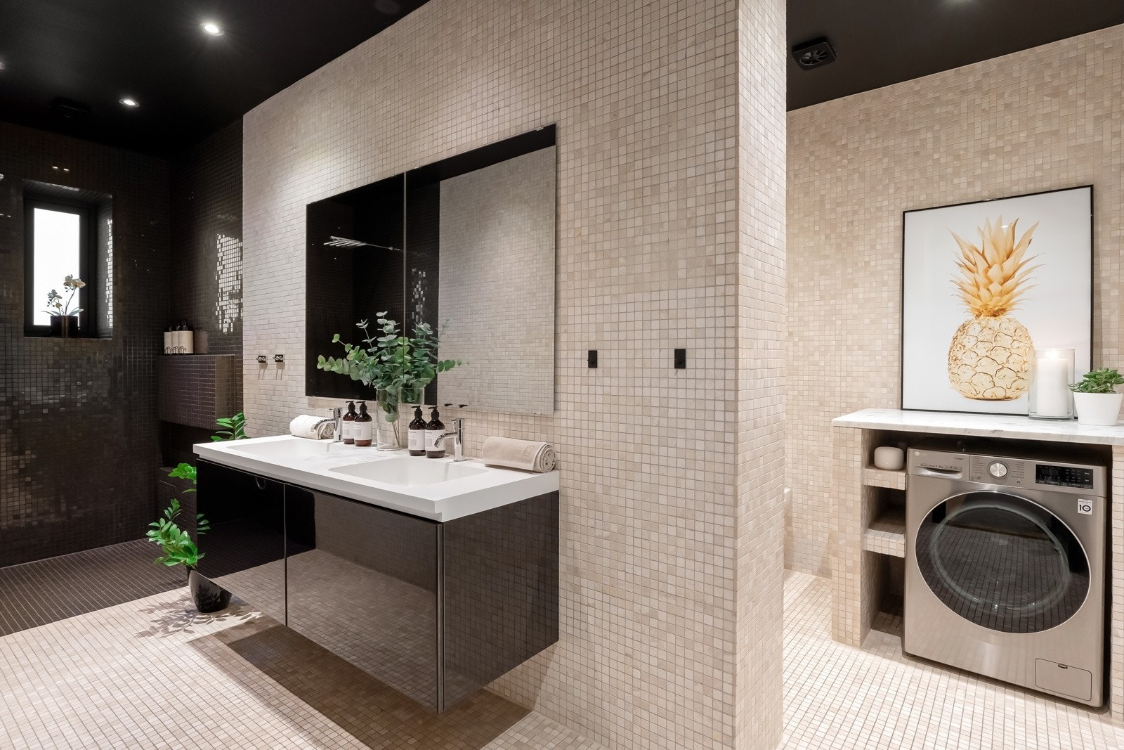 Stort baderom som strekker seg over to soner. Galleribilde