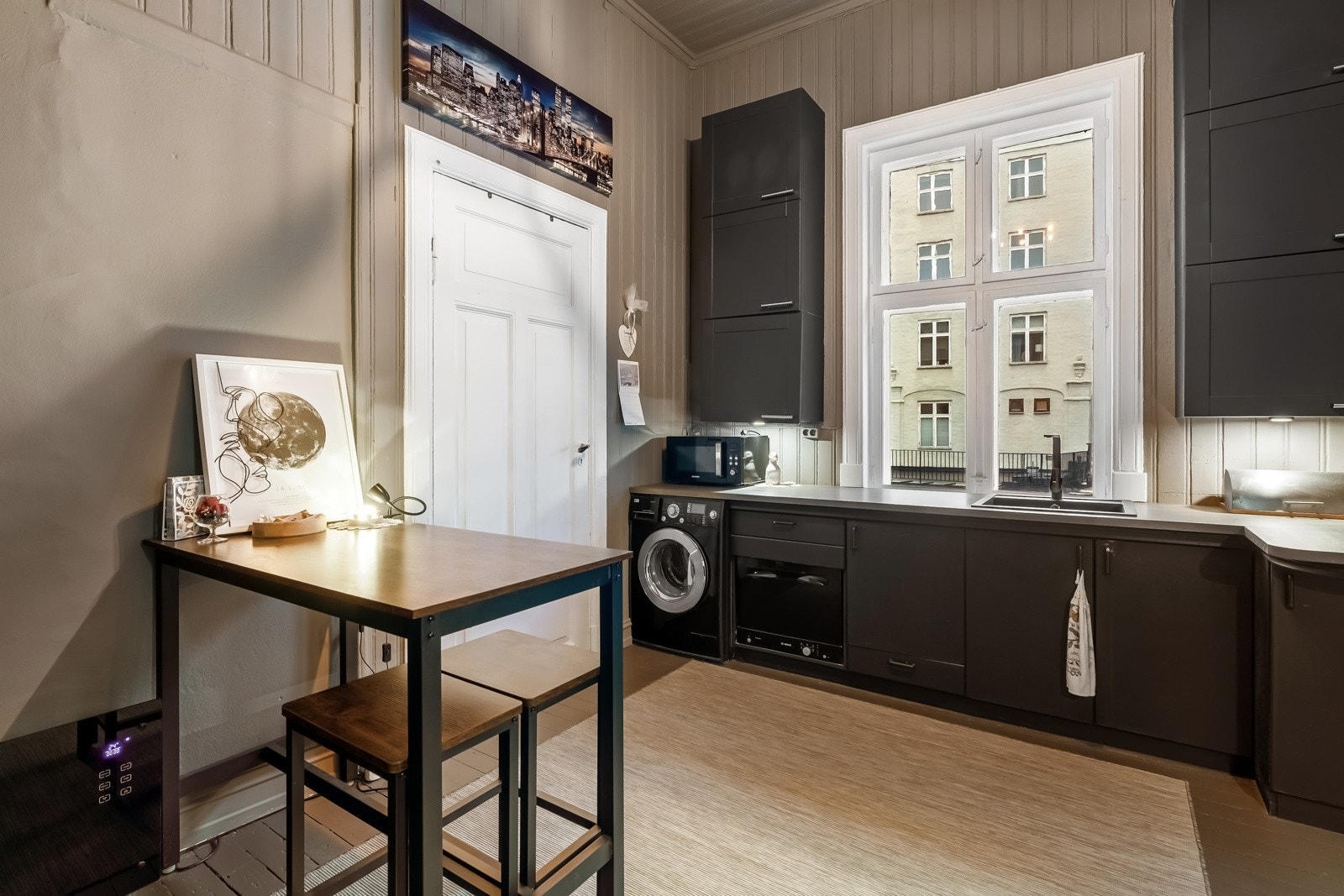 Hybelen har egen inngang via baktrapp og blir leid ut for 16.600,- per mnd. Galleribilde