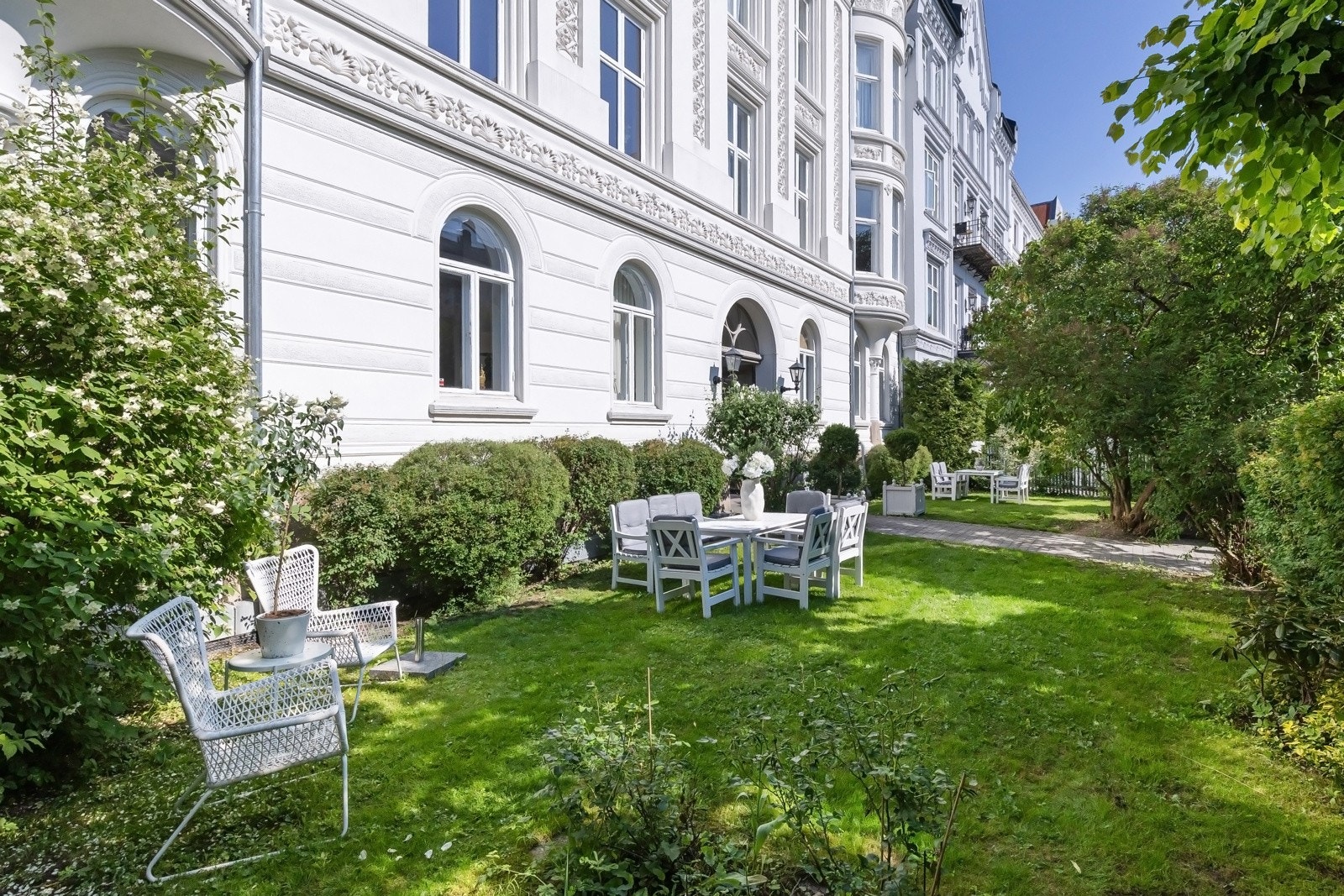 Stor frodig hage i front Galleribilde