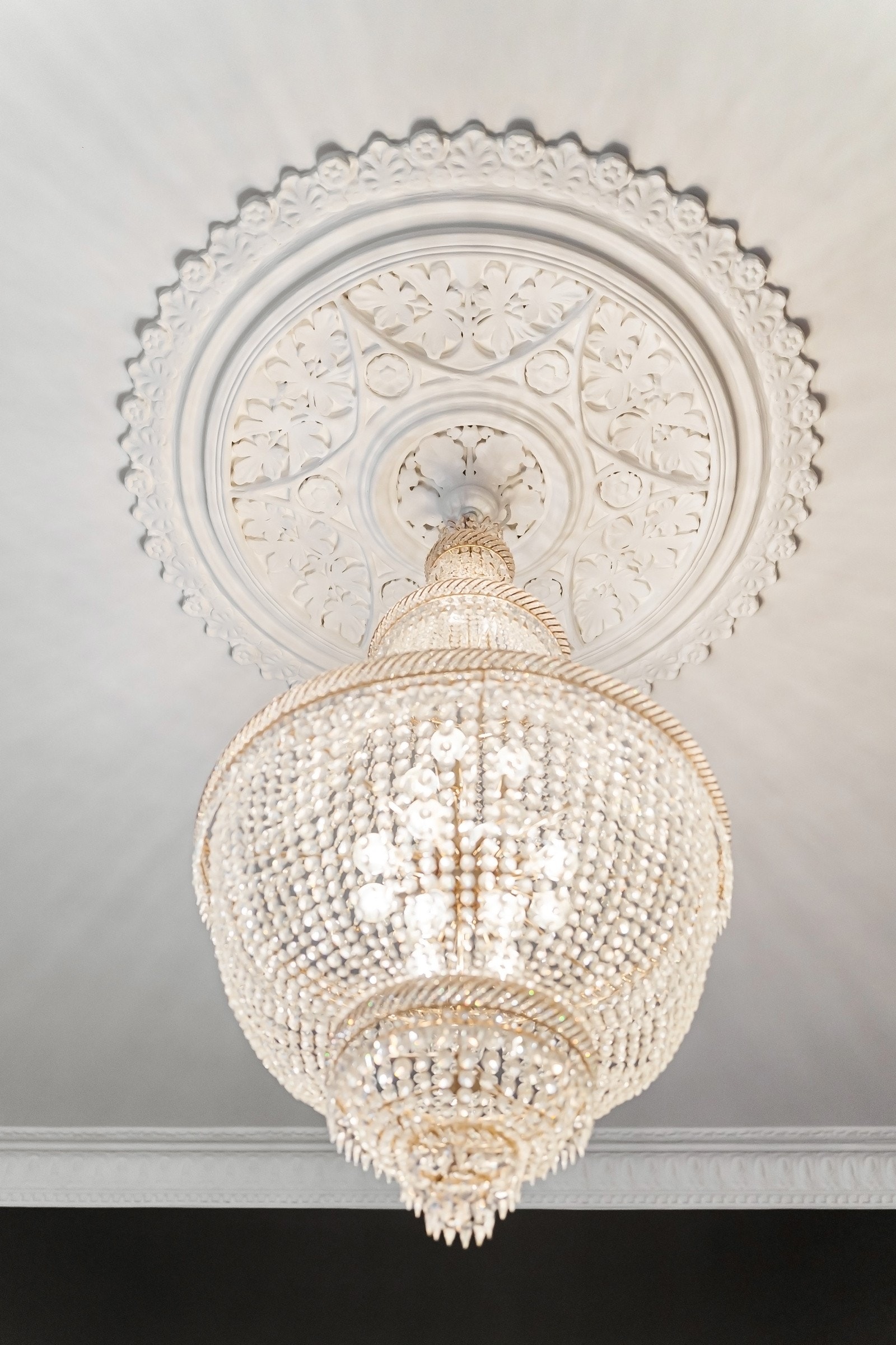 Vakre klassiske elementer som takhøyde på ca. 3,5m, stukkatur og flere rosetter. Galleribilde