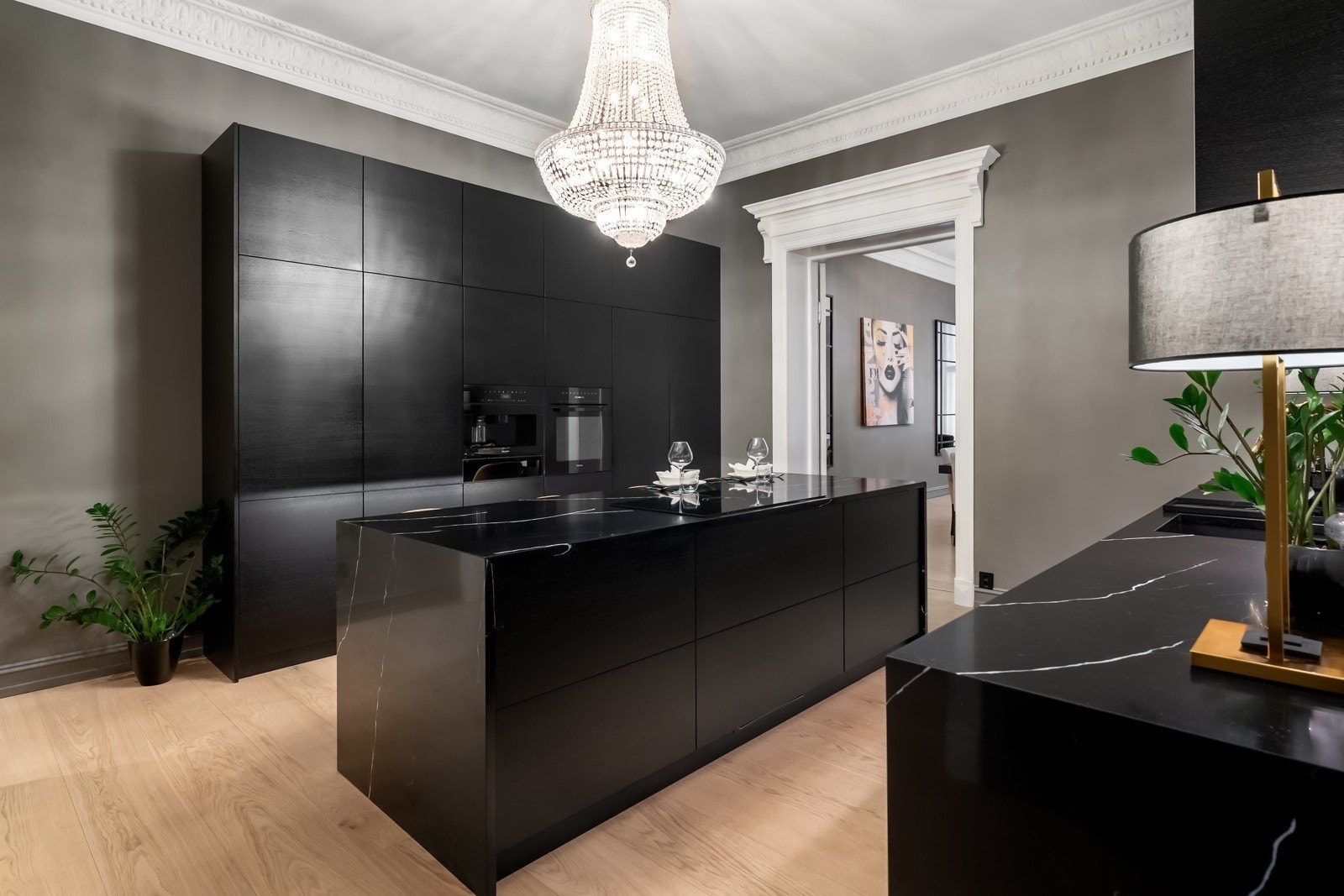 Kjøkkenet har meget god skap og benkeplass, med praktisk øy i midten. Galleribilde