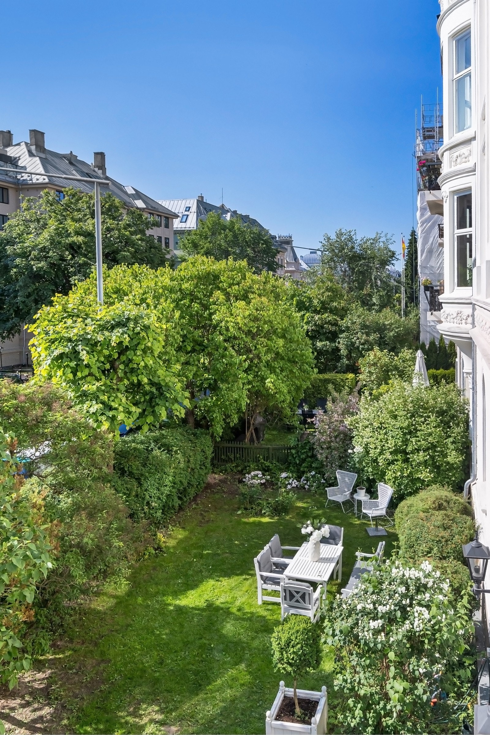 Fra karnapp er det nydelig utsikt over felles hage og vakkert nabolag. Galleribilde