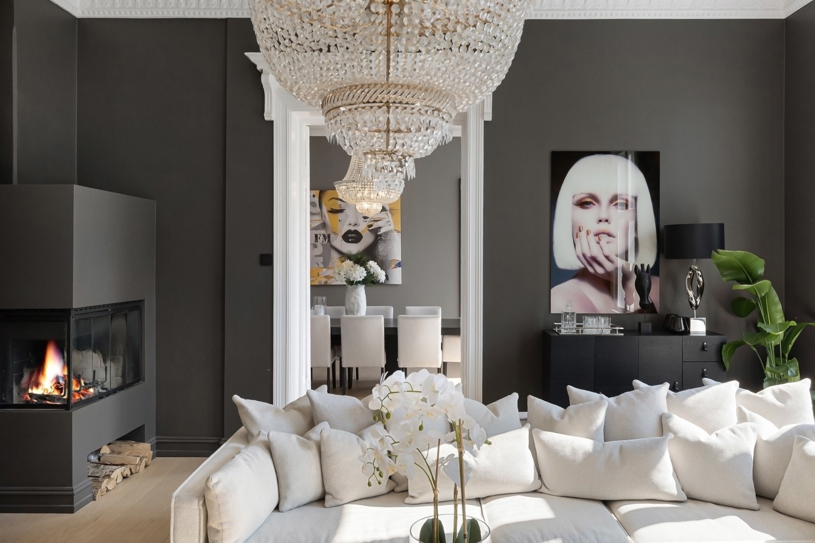 Moderne peisovn i stuen. Galleribilde