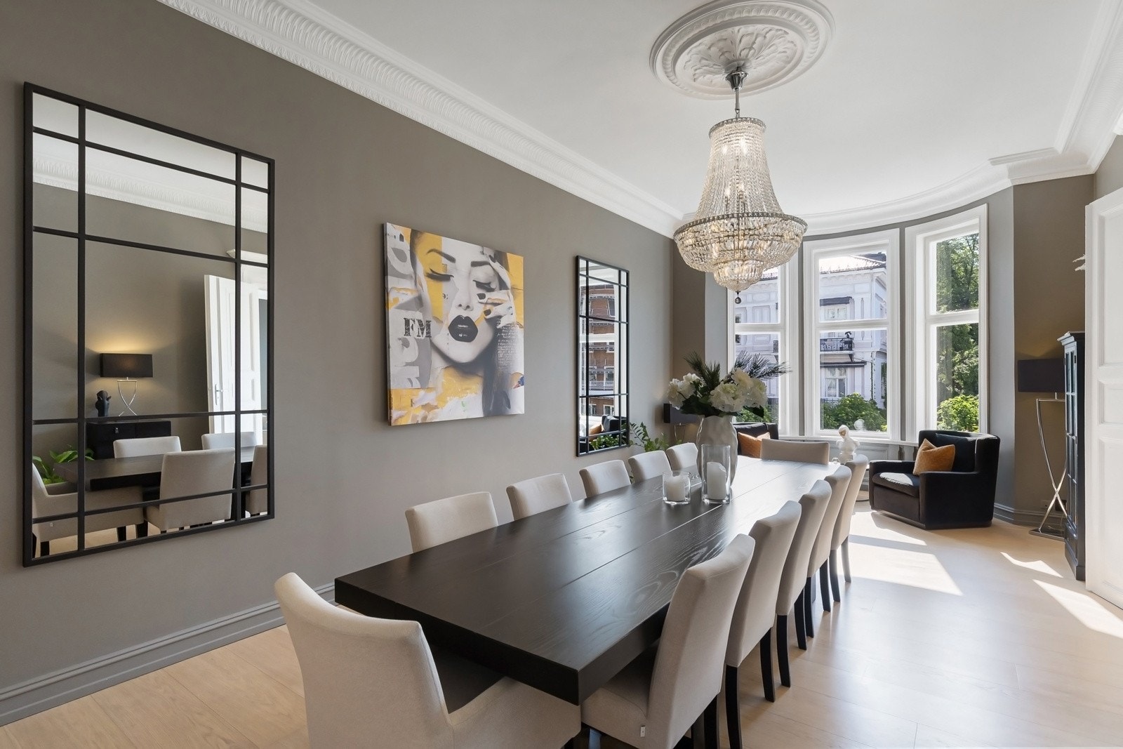 Spisestue med meget god plass til langbord. Galleribilde