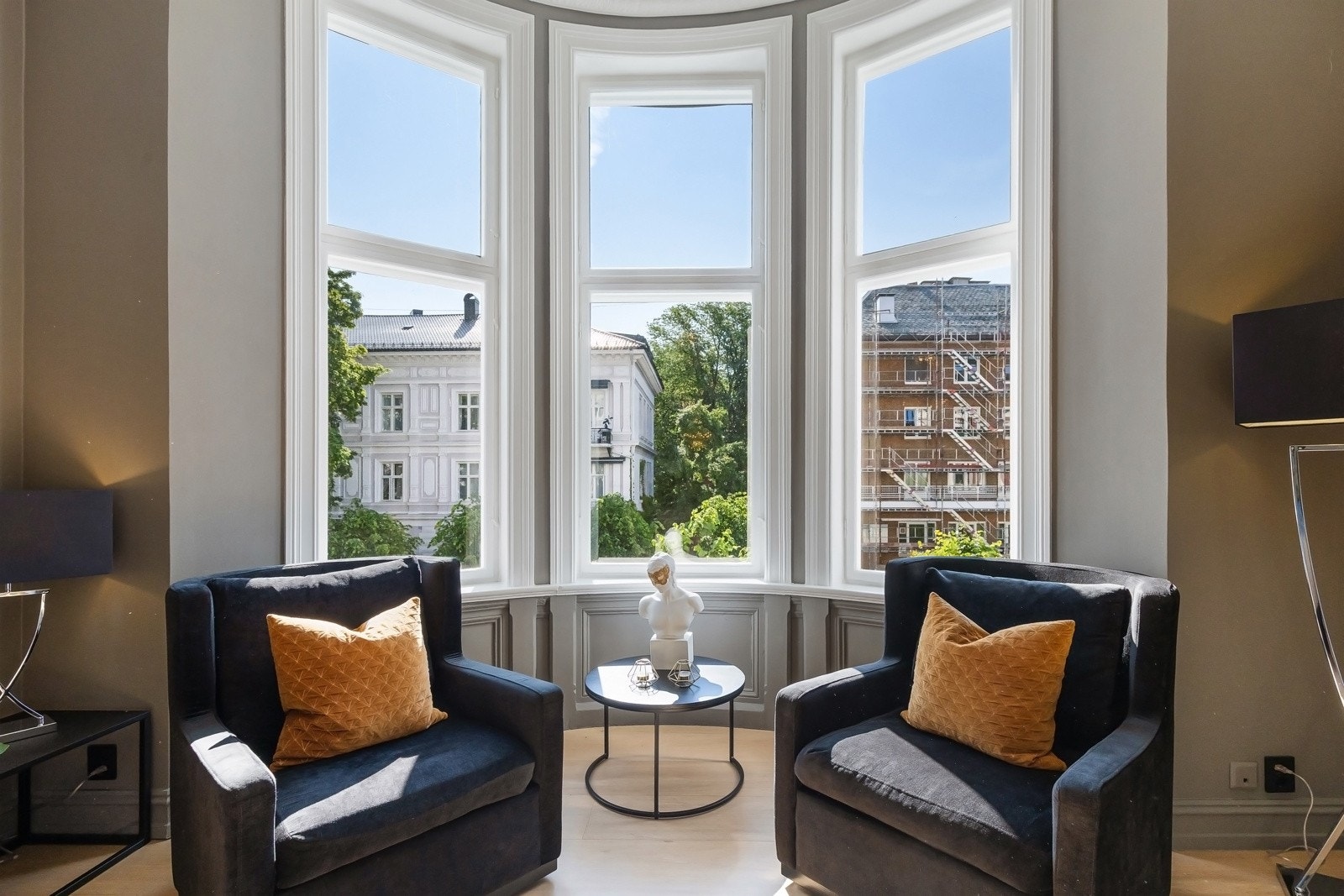 Bred karnapp med utsyn over vakkert nabolag. Galleribilde