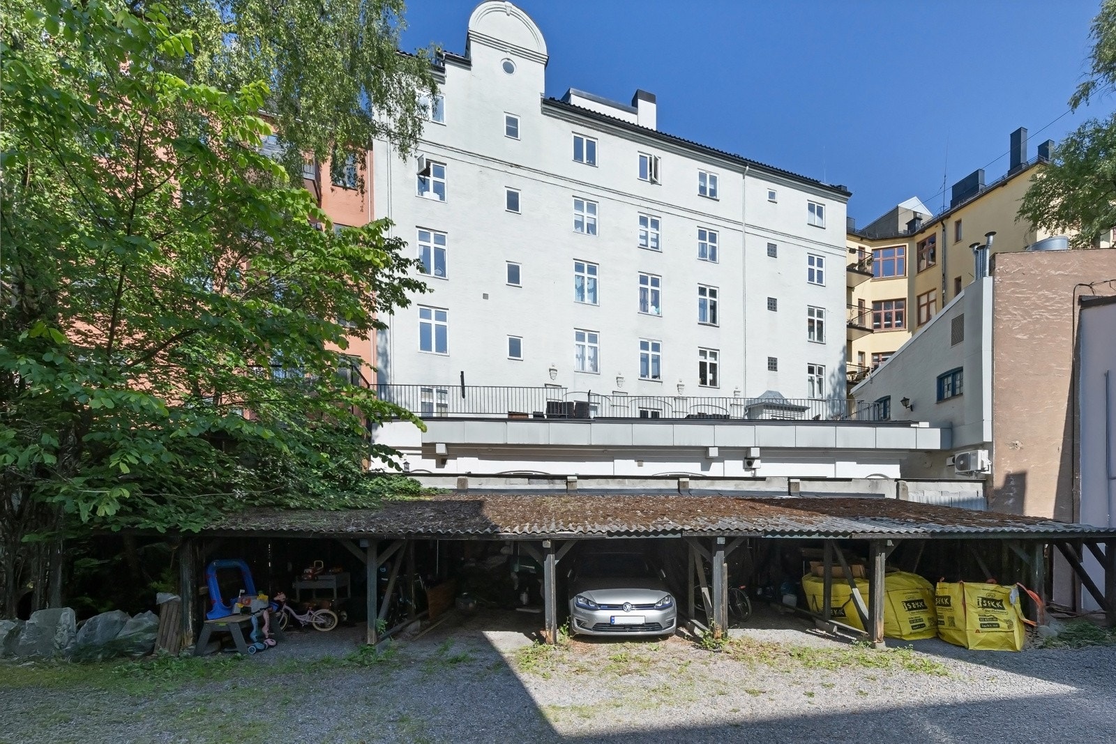 Det medfølger parkeringsplass i carport (det er vedtatt at nye carporter/garasjer skal etableres). Galleribilde